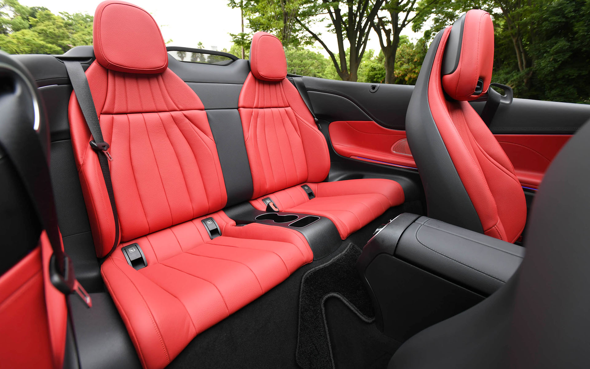 フロントシートはCLE専用に開発。首元を暖めるエアスカーフやシートヒーターといったオープンエアドライブを楽しむための機能が採用されている