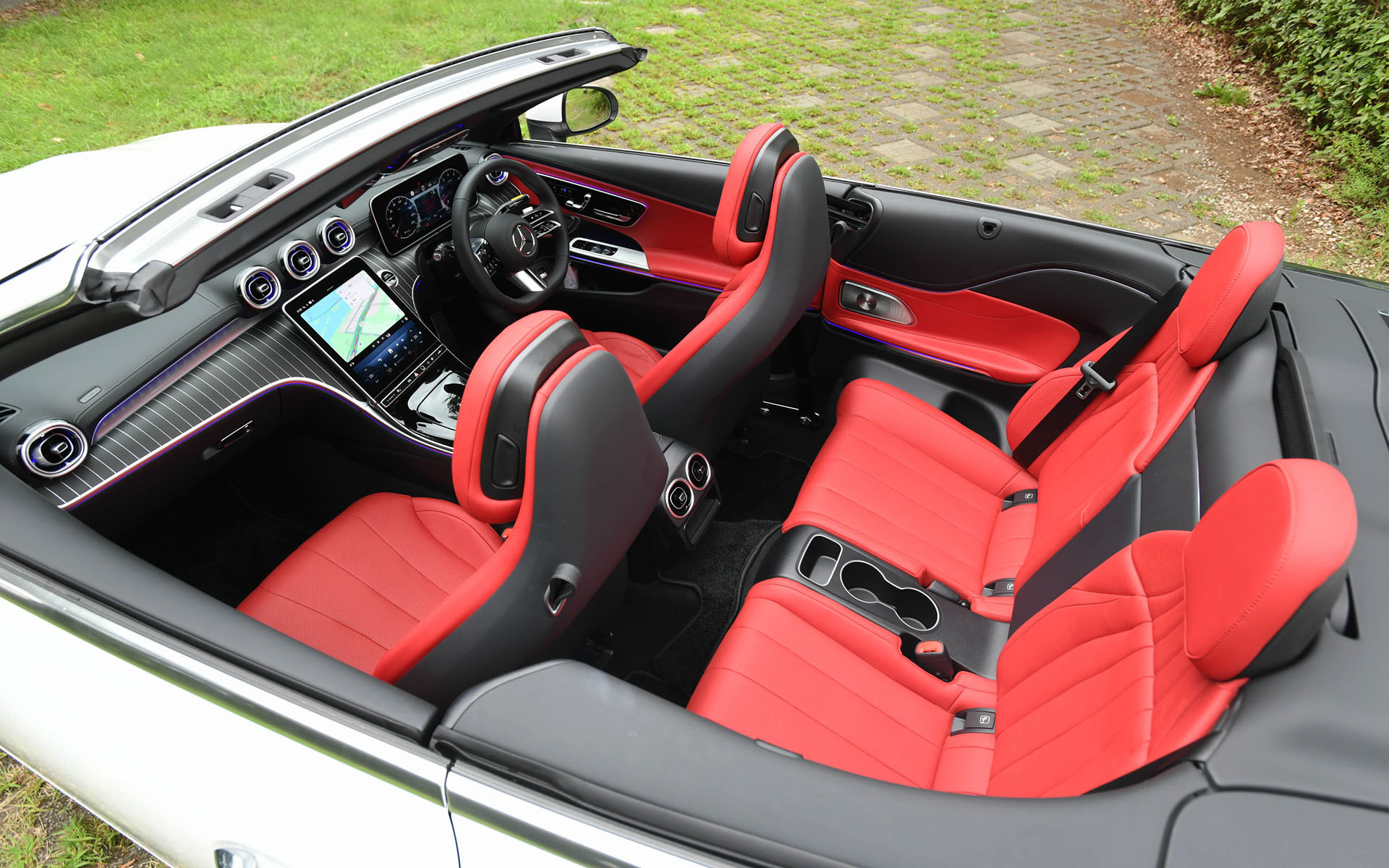 オプションの本革シートには、太陽の赤外線を反射する特殊コーティングが施され、夏場に暑くなりすぎないようになっている