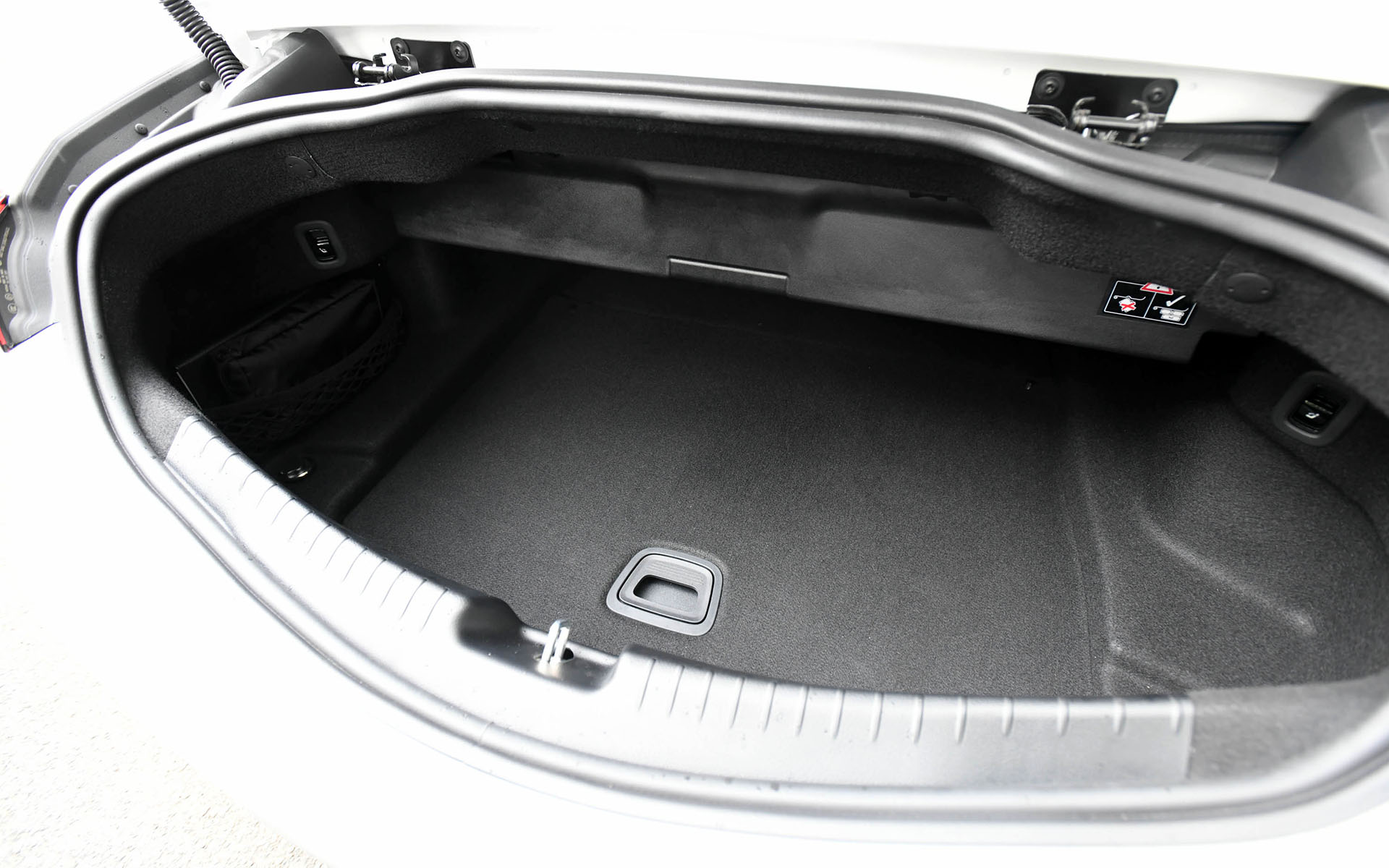 荷室容量はVDA方式で295～385L。60：40の分割可倒式リアシートのバックレストを倒すことで、長尺物も搭載可能