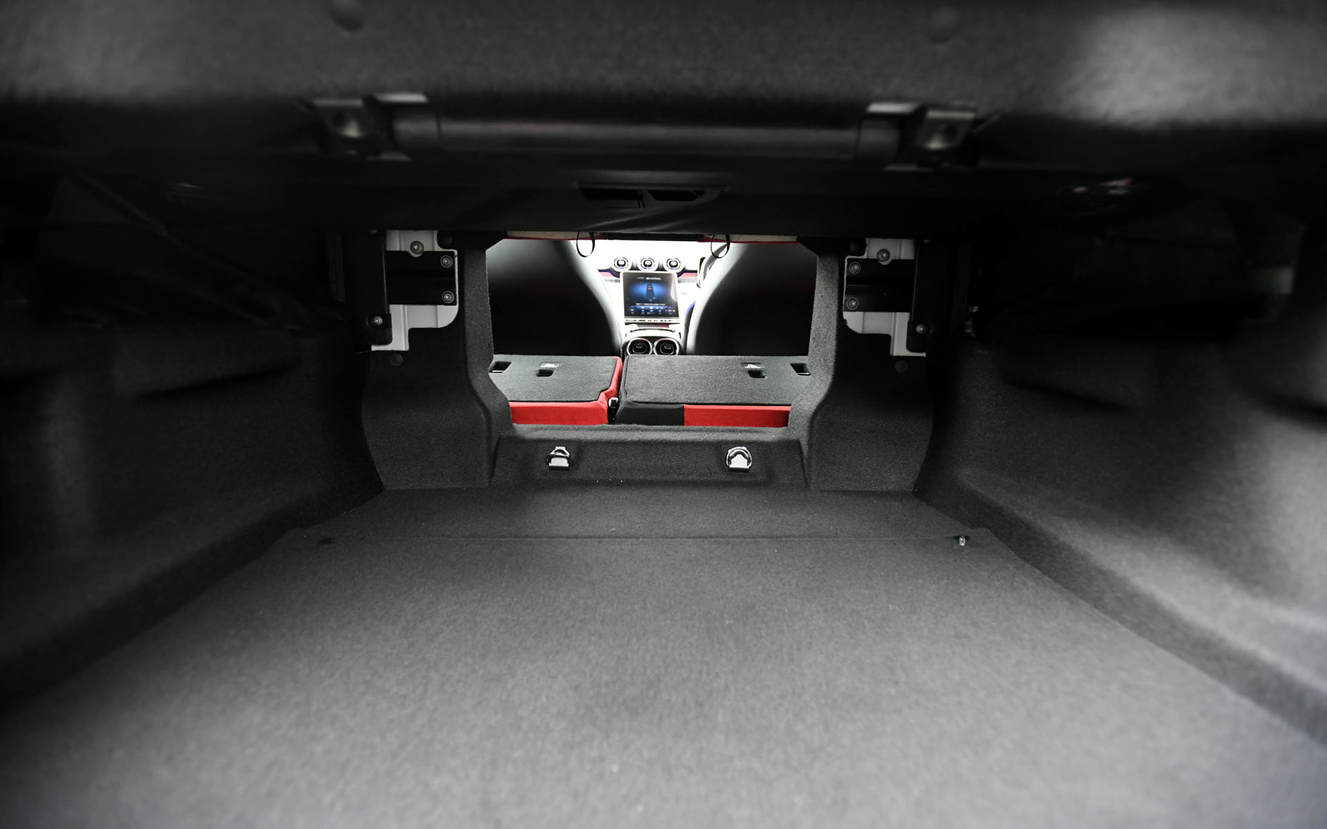 荷室容量はVDA方式で295～385L。60：40の分割可倒式リアシートのバックレストを倒すことで、長尺物も搭載可能