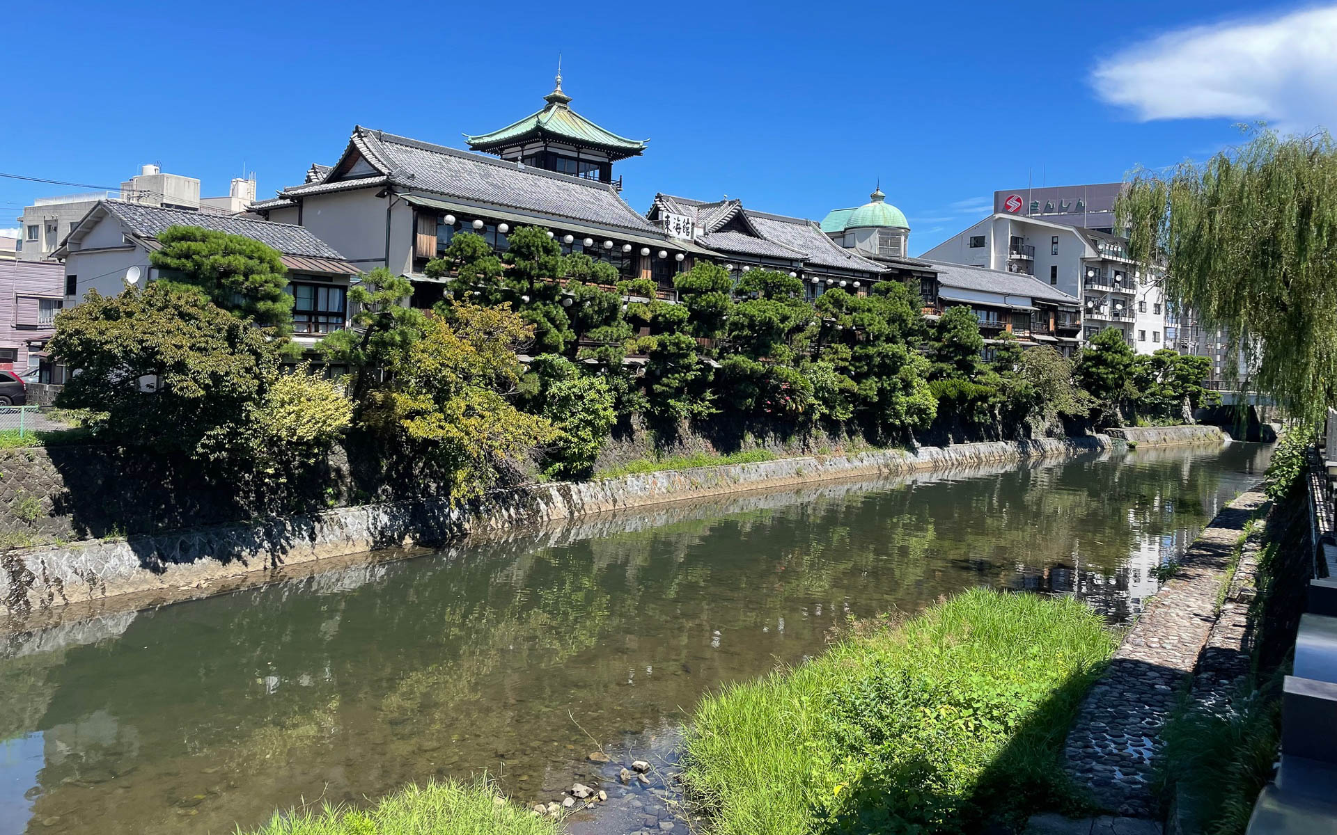 松川の川辺に建つ東海館。伊東と言えばこの景色で温泉地らしい風情があります。今は宿泊はできないけど館内見学はできると思う。今年は行けなかったので昨年の写真です