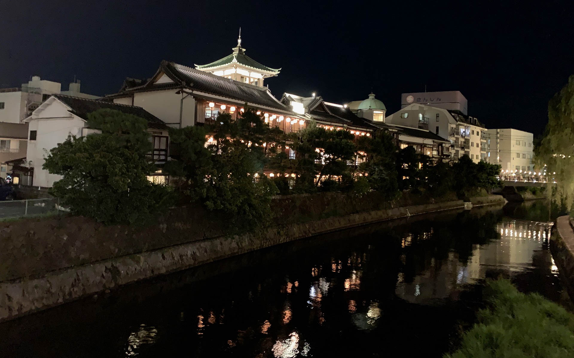東海館は夜はこんな感じでライトアップされる。川に映る姿も美しい
