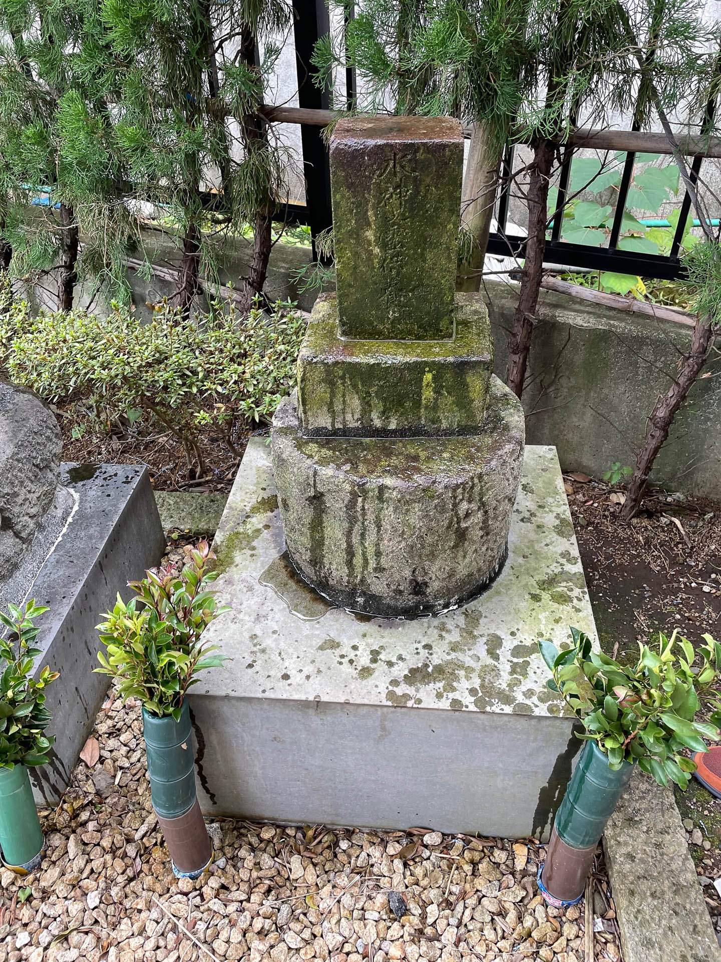 水害のときに流れてきた水神様。旅館を営んでいた実家を長い間も守ってくれた。今はその場所にこじんまりと祀られている。水神様詣でを口実にしていたがこの夏は行けなかった