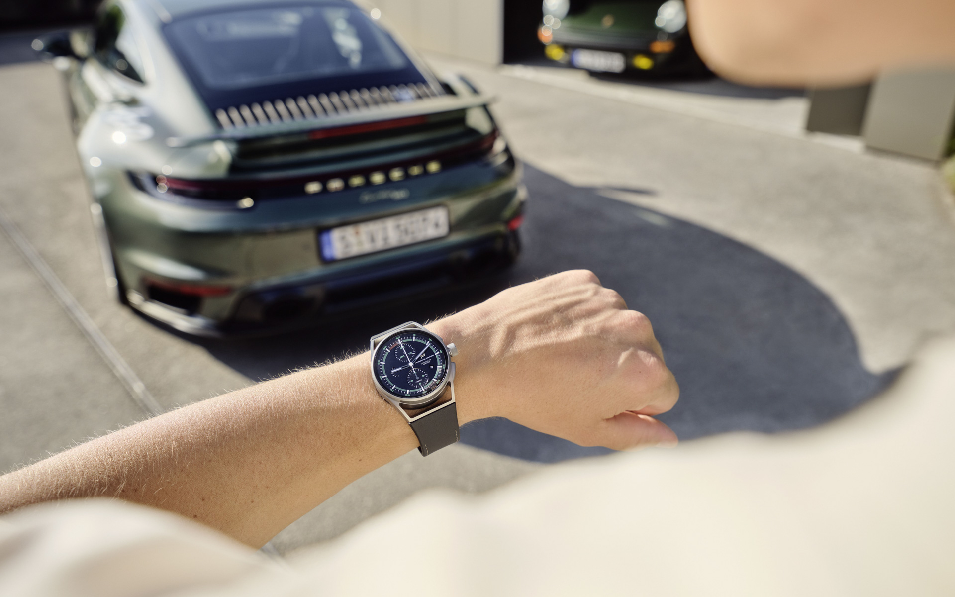 ポルシェデザインタイムピースは、911 ターボ 50イヤーズのオーナー専用に、アニバーサリーモデルへのオマージュとして特別なタイムピースを発売