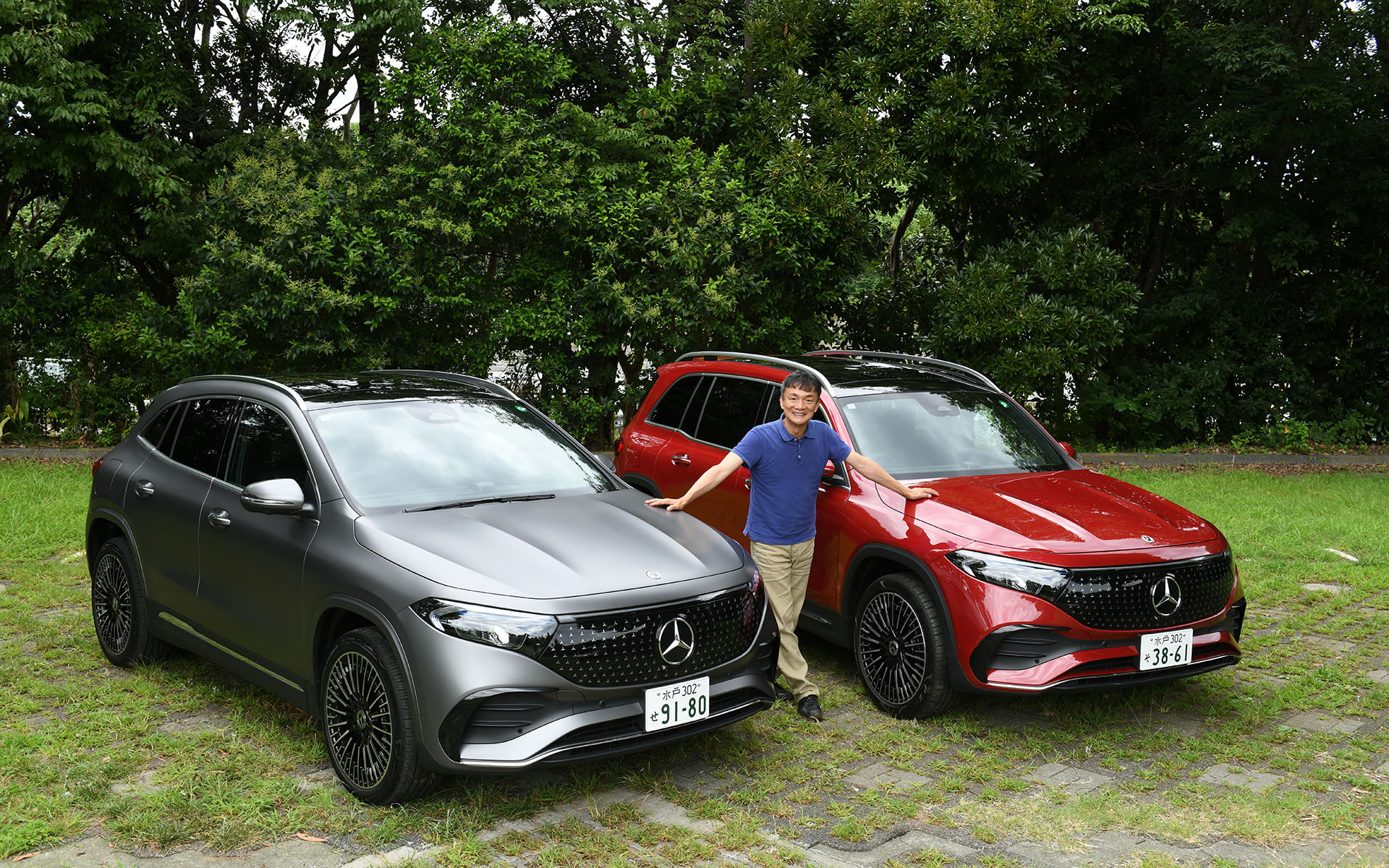 岡本幸一郎がメルセデス・ベンツのEQA（左）とEQB（右）に試乗