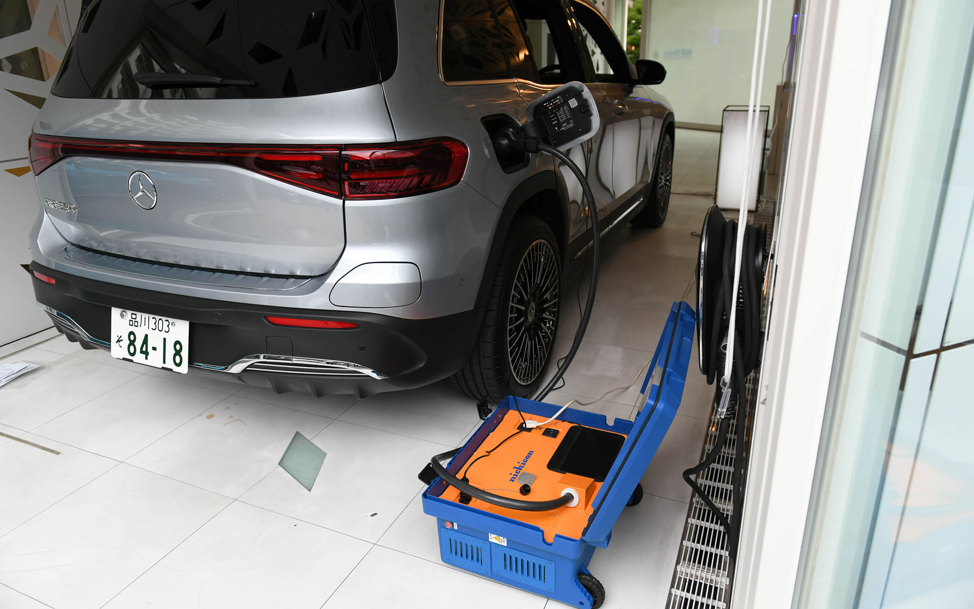 V2H/V2Lに対応しているため、車両のバッテリにためておいた電気を建物や家電製品などに供給可能。停電や災害時などに非常用電源としても利用できる