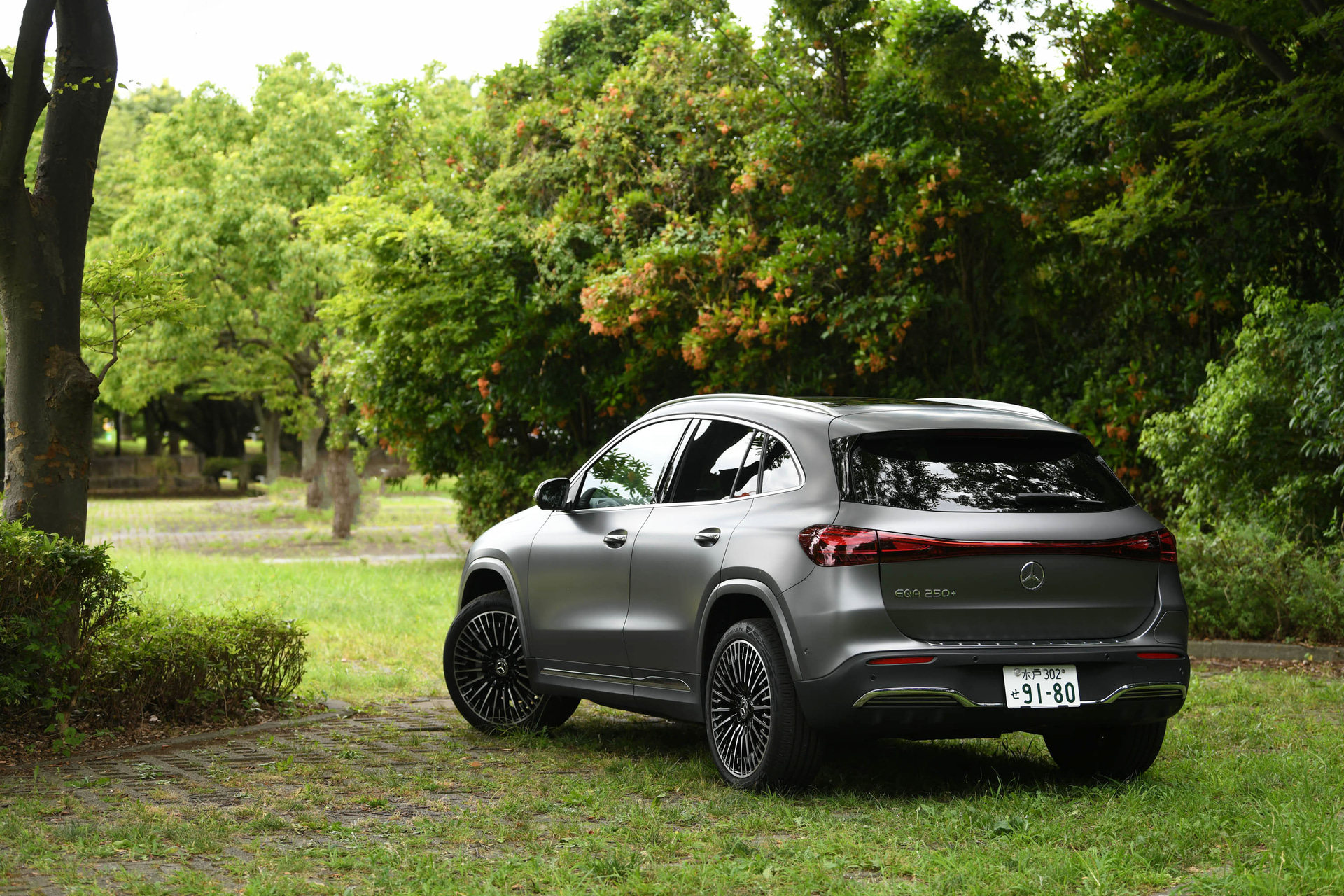 EQA 250＋（771万円/車両提供：メルセデス・ベンツ日本合同会社）。ボディサイズは4465×1835×1610mm（全長×全幅×全高）、ホイールベースは2730mm。車両重量は1980kg。一充電走行距離（WLTCモード/国土交通省審査値）は591km