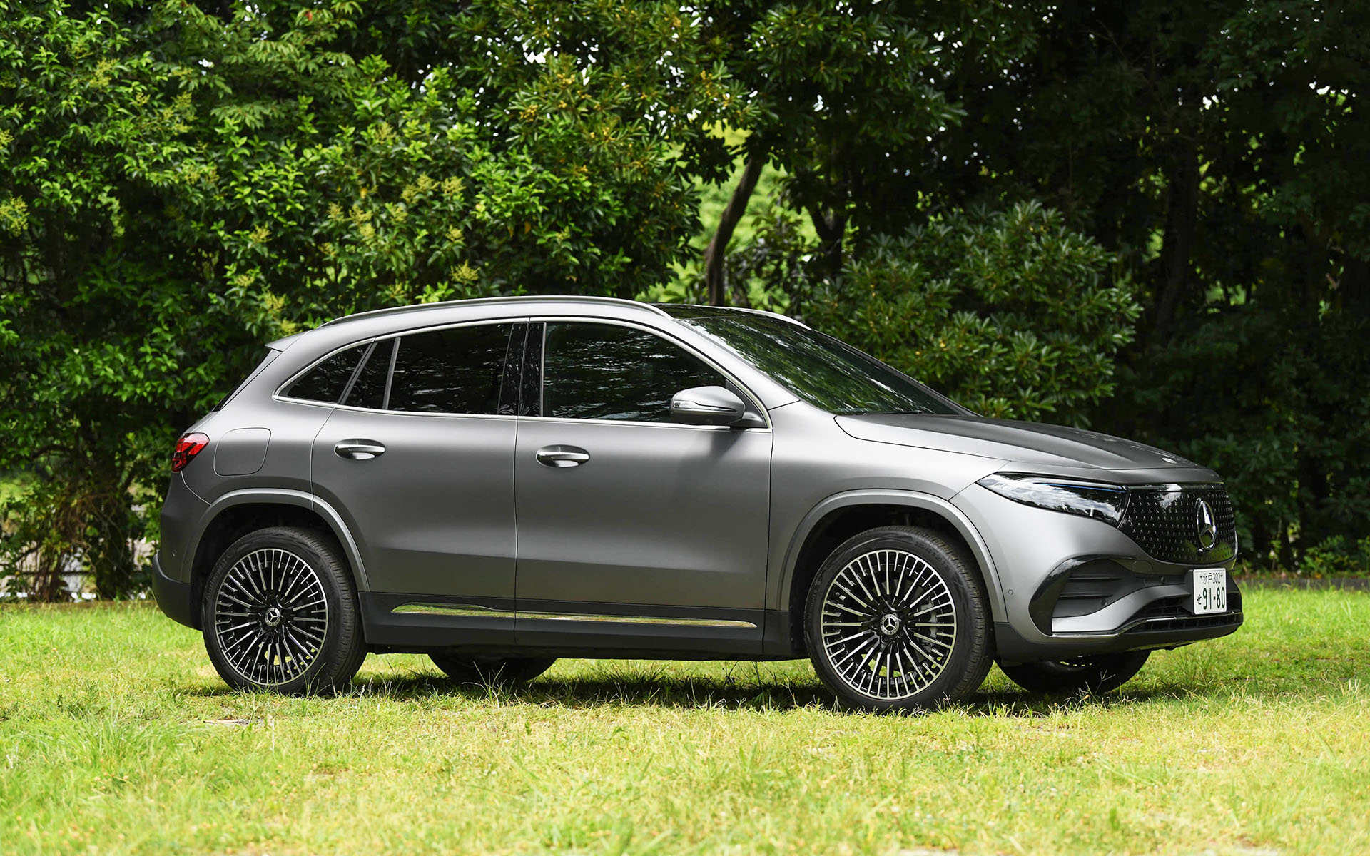 日本の道路環境下でとりまわしのしやすいサイズでありながら、SUVとしての日常の使い勝手も両立させたEVとなるEQA。前後のオーバーハングが短く、パワフルでありながらもクーペのようにスタイリッシュで、曲線を用いたデザインが特徴で、立体的なスターパターンをあしらった「フロントグリル」に加え、フロントバンパー、リアコンビネーションランプに新デザインが用いられた。撮影車はオプションのAMGラインパッケージ選択時の20インチホイールに、235/45R20サイズのコンチネンタル「エココンタクト 6」を装着