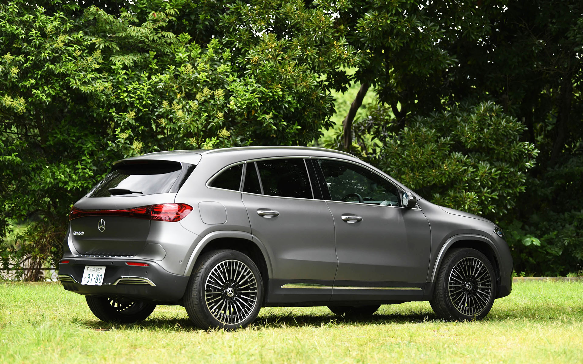 日本の道路環境下でとりまわしのしやすいサイズでありながら、SUVとしての日常の使い勝手も両立させたEVとなるEQA。前後のオーバーハングが短く、パワフルでありながらもクーペのようにスタイリッシュで、曲線を用いたデザインが特徴で、立体的なスターパターンをあしらった「フロントグリル」に加え、フロントバンパー、リアコンビネーションランプに新デザインが用いられた。撮影車はオプションのAMGラインパッケージ選択時の20インチホイールに、235/45R20サイズのコンチネンタル「エココンタクト 6」を装着