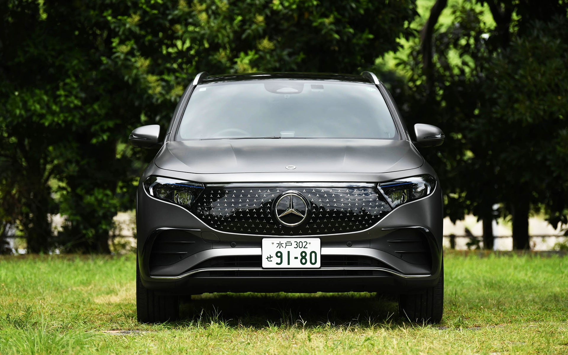 日本の道路環境下でとりまわしのしやすいサイズでありながら、SUVとしての日常の使い勝手も両立させたEVとなるEQA。前後のオーバーハングが短く、パワフルでありながらもクーペのようにスタイリッシュで、曲線を用いたデザインが特徴で、立体的なスターパターンをあしらった「フロントグリル」に加え、フロントバンパー、リアコンビネーションランプに新デザインが用いられた。撮影車はオプションのAMGラインパッケージ選択時の20インチホイールに、235/45R20サイズのコンチネンタル「エココンタクト 6」を装着