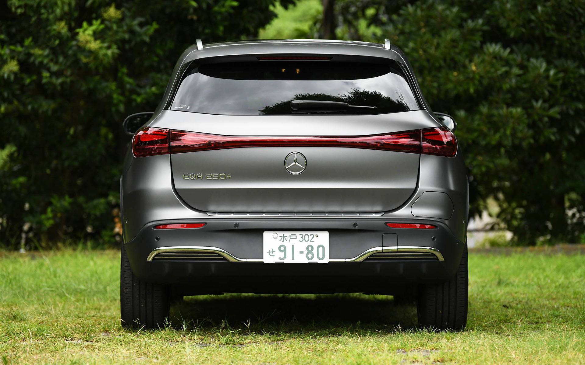 日本の道路環境下でとりまわしのしやすいサイズでありながら、SUVとしての日常の使い勝手も両立させたEVとなるEQA。前後のオーバーハングが短く、パワフルでありながらもクーペのようにスタイリッシュで、曲線を用いたデザインが特徴で、立体的なスターパターンをあしらった「フロントグリル」に加え、フロントバンパー、リアコンビネーションランプに新デザインが用いられた。撮影車はオプションのAMGラインパッケージ選択時の20インチホイールに、235/45R20サイズのコンチネンタル「エココンタクト 6」を装着