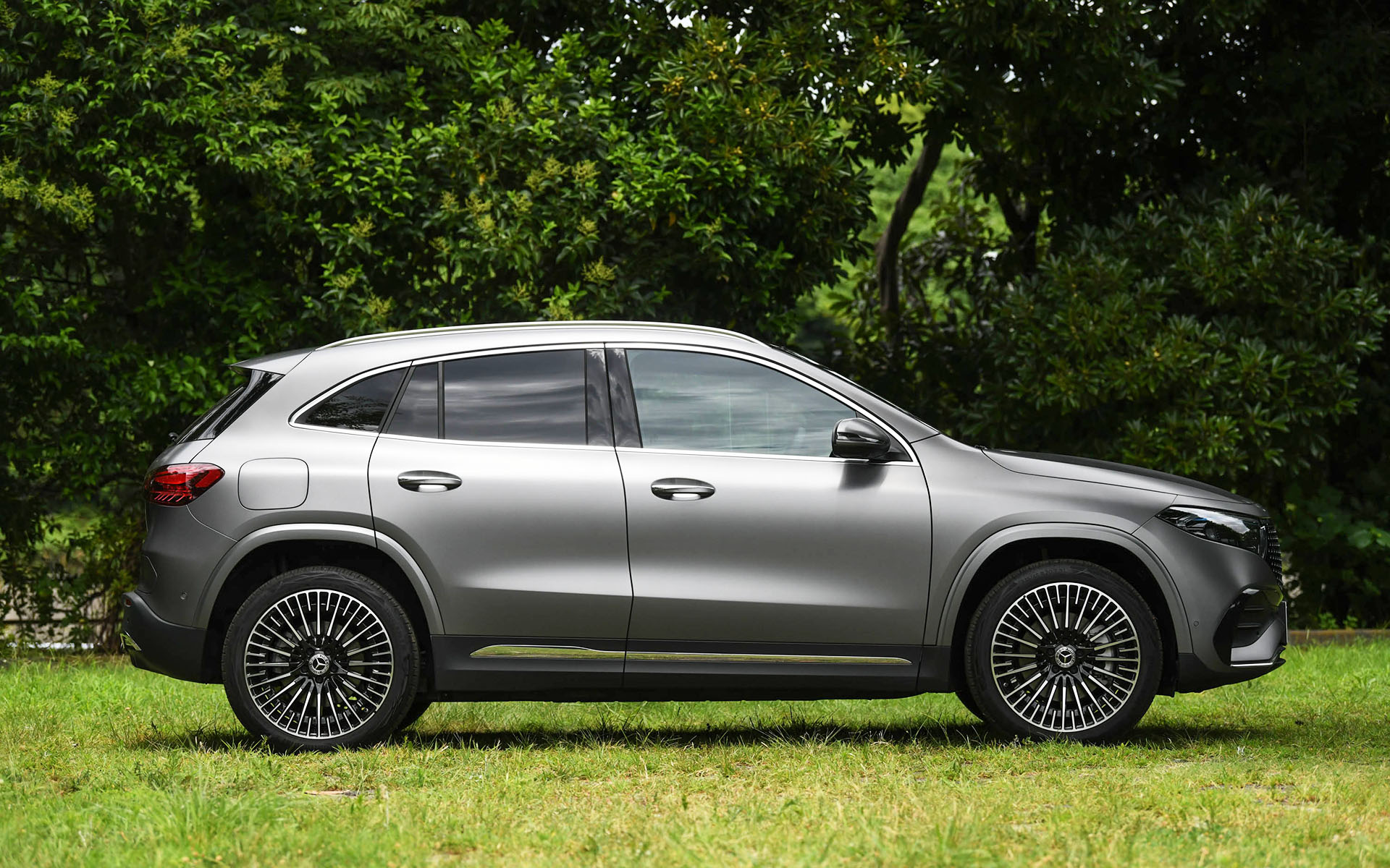 日本の道路環境下でとりまわしのしやすいサイズでありながら、SUVとしての日常の使い勝手も両立させたEVとなるEQA。前後のオーバーハングが短く、パワフルでありながらもクーペのようにスタイリッシュで、曲線を用いたデザインが特徴で、立体的なスターパターンをあしらった「フロントグリル」に加え、フロントバンパー、リアコンビネーションランプに新デザインが用いられた。撮影車はオプションのAMGラインパッケージ選択時の20インチホイールに、235/45R20サイズのコンチネンタル「エココンタクト 6」を装着