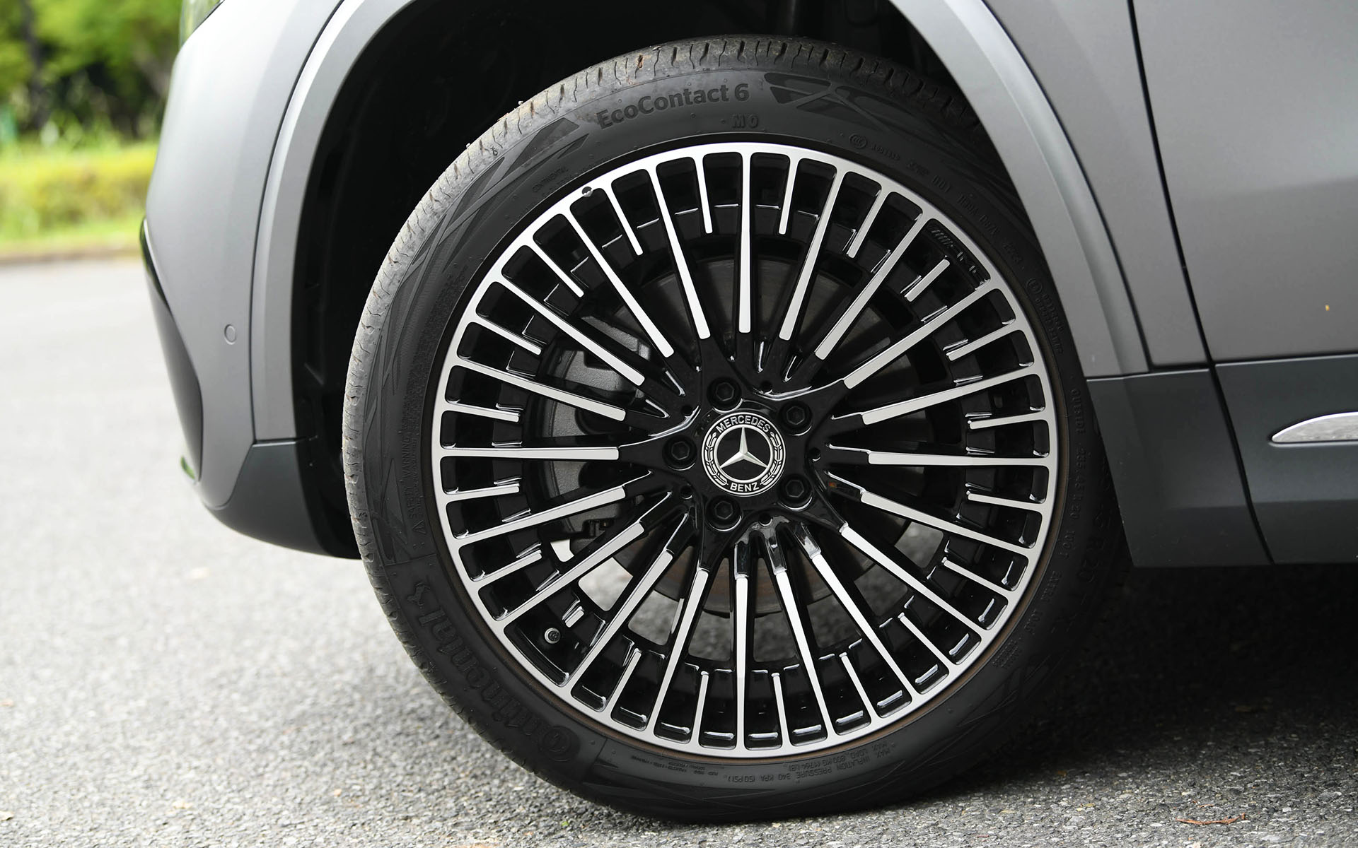 日本の道路環境下でとりまわしのしやすいサイズでありながら、SUVとしての日常の使い勝手も両立させたEVとなるEQA。前後のオーバーハングが短く、パワフルでありながらもクーペのようにスタイリッシュで、曲線を用いたデザインが特徴で、立体的なスターパターンをあしらった「フロントグリル」に加え、フロントバンパー、リアコンビネーションランプに新デザインが用いられた。撮影車はオプションのAMGラインパッケージ選択時の20インチホイールに、235/45R20サイズのコンチネンタル「エココンタクト 6」を装着