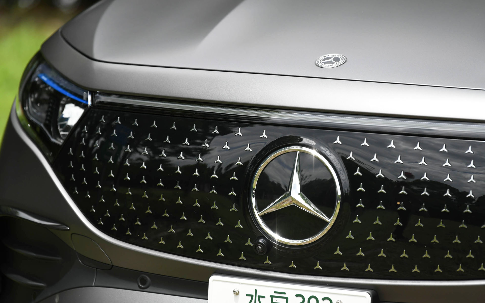 日本の道路環境下でとりまわしのしやすいサイズでありながら、SUVとしての日常の使い勝手も両立させたEVとなるEQA。前後のオーバーハングが短く、パワフルでありながらもクーペのようにスタイリッシュで、曲線を用いたデザインが特徴で、立体的なスターパターンをあしらった「フロントグリル」に加え、フロントバンパー、リアコンビネーションランプに新デザインが用いられた。撮影車はオプションのAMGラインパッケージ選択時の20インチホイールに、235/45R20サイズのコンチネンタル「エココンタクト 6」を装着