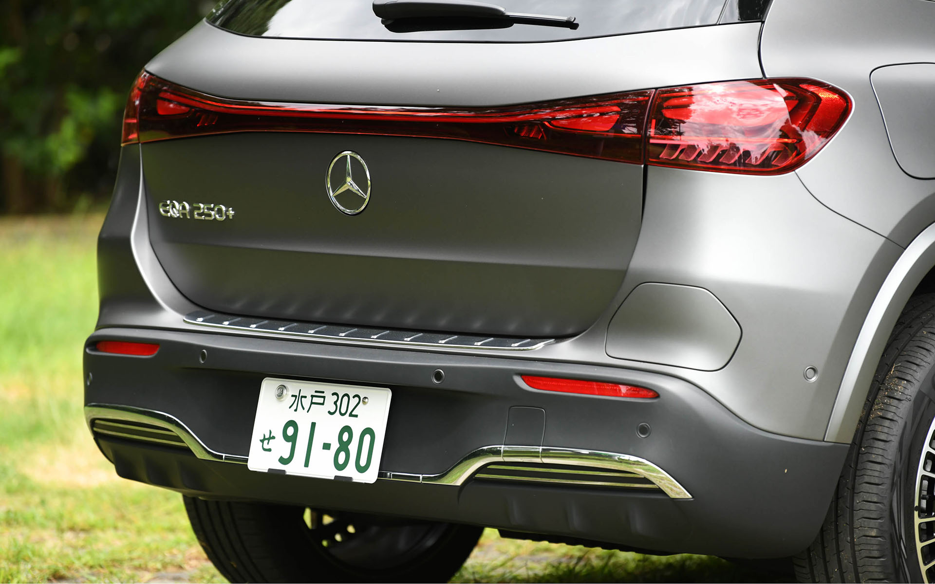 日本の道路環境下でとりまわしのしやすいサイズでありながら、SUVとしての日常の使い勝手も両立させたEVとなるEQA。前後のオーバーハングが短く、パワフルでありながらもクーペのようにスタイリッシュで、曲線を用いたデザインが特徴で、立体的なスターパターンをあしらった「フロントグリル」に加え、フロントバンパー、リアコンビネーションランプに新デザインが用いられた。撮影車はオプションのAMGラインパッケージ選択時の20インチホイールに、235/45R20サイズのコンチネンタル「エココンタクト 6」を装着