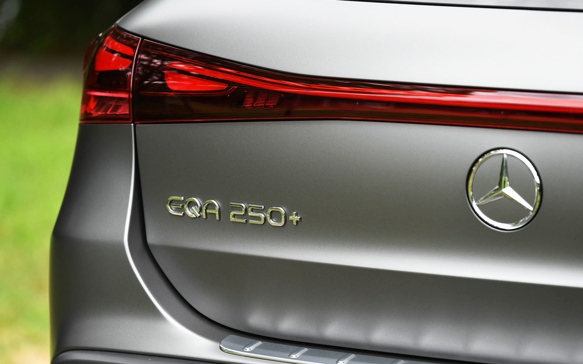 日本の道路環境下でとりまわしのしやすいサイズでありながら、SUVとしての日常の使い勝手も両立させたEVとなるEQA。前後のオーバーハングが短く、パワフルでありながらもクーペのようにスタイリッシュで、曲線を用いたデザインが特徴で、立体的なスターパターンをあしらった「フロントグリル」に加え、フロントバンパー、リアコンビネーションランプに新デザインが用いられた。撮影車はオプションのAMGラインパッケージ選択時の20インチホイールに、235/45R20サイズのコンチネンタル「エココンタクト 6」を装着