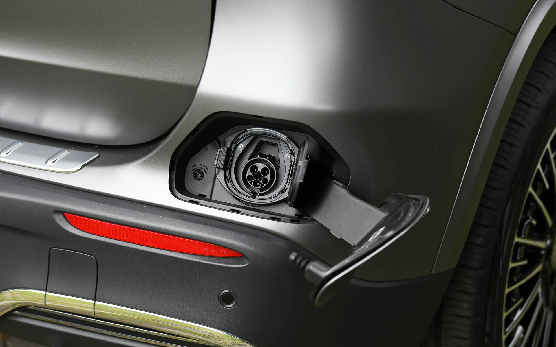 普通充電（AC200V）と急速充電（CHAdeMO）に対応。急速充電の場合、電池残量10％から80％まで約50分（90kWタイプ）、もしくは約79分（50kWタイプ）で充電可能。メルセデス・ベンツの提供する充電用ウォールユニット（定格30A/6kWタイプ）であれば、約11時間50分でフル充電できる