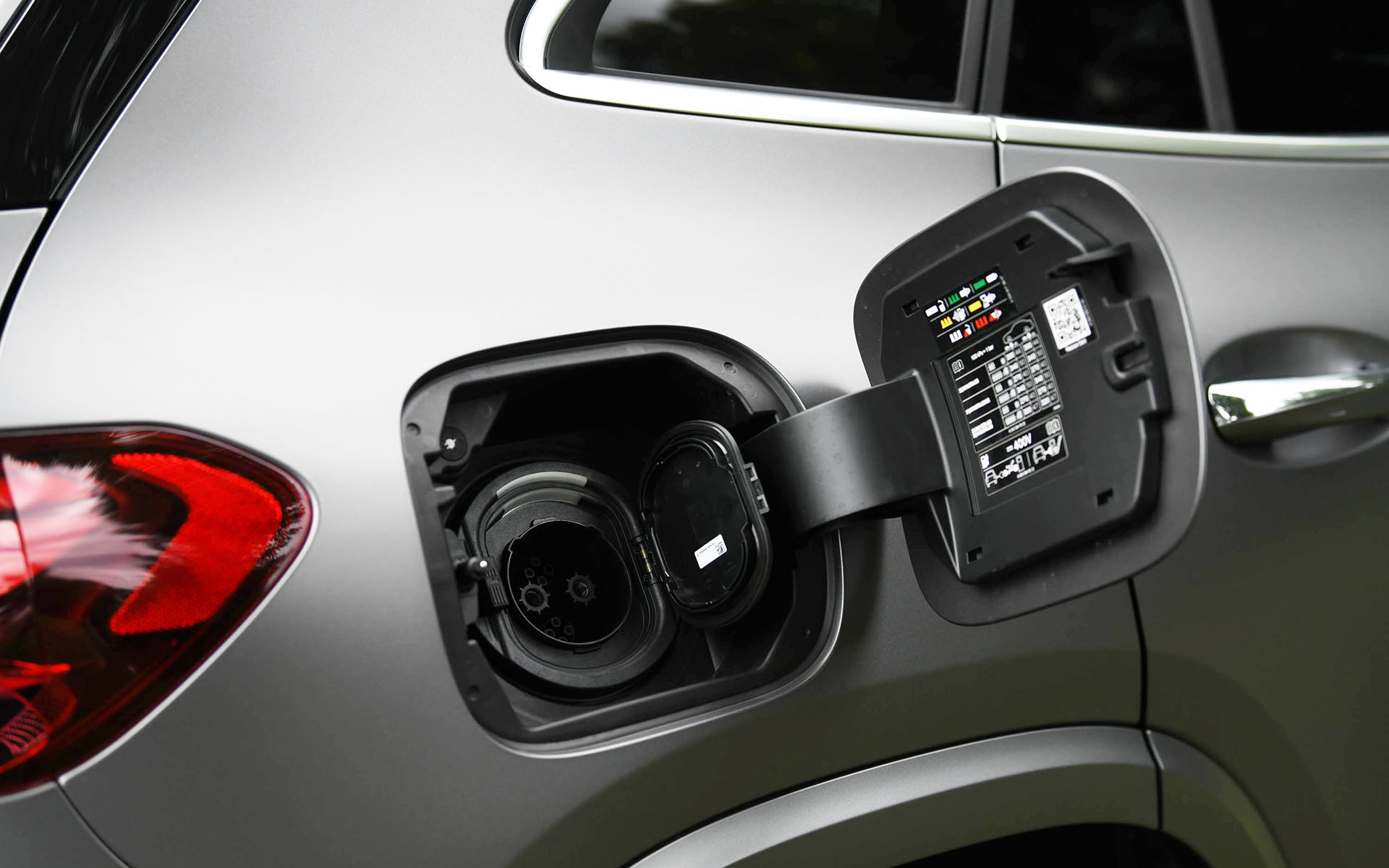 普通充電（AC200V）と急速充電（CHAdeMO）に対応。急速充電の場合、電池残量10％から80％まで約50分（90kWタイプ）、もしくは約79分（50kWタイプ）で充電可能。メルセデス・ベンツの提供する充電用ウォールユニット（定格30A/6kWタイプ）であれば、約11時間50分でフル充電できる