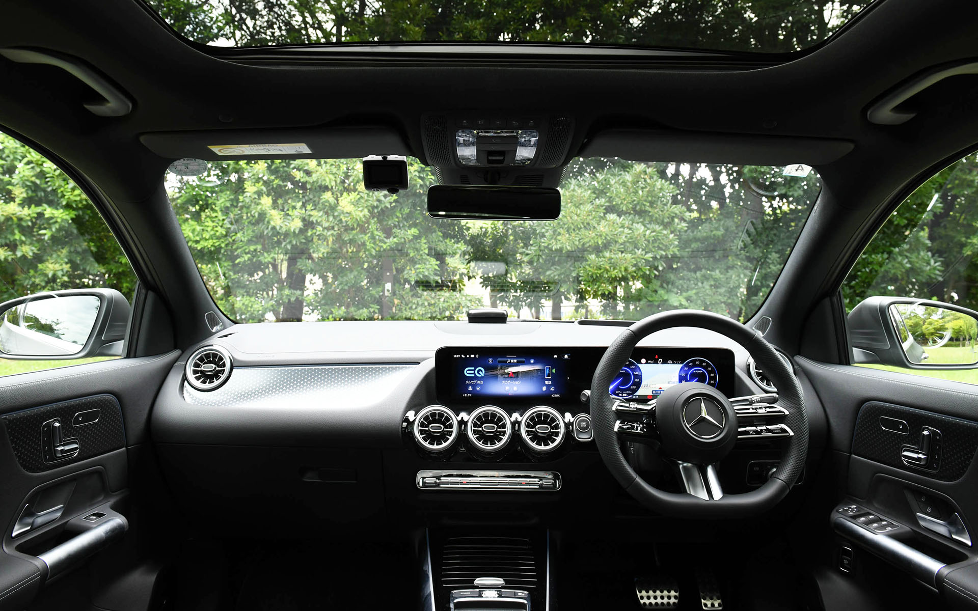 新世代のステアリングホイールを採用したインテリア。ナビゲーションやインストルメントクラスター内の各種設定、ドライビングアシスタンスパッケージの設定を手元で完結できる機能性も有している。また、夜間走行時に無数のスリーポインテッドスターを助手席前部のインテリアトリムに浮かび上がらせる「スターパターンインテリアトリム(バックライト付)」も採用された。ステアリングに搭載されるパドルでは回生の強弱を「通常回生」(D+)、「強力回生」(D)、「最大回生」(D-)から選択可能。どちらかのパドルを長引きすると「インテリジェント回生」(D AUTO)となる