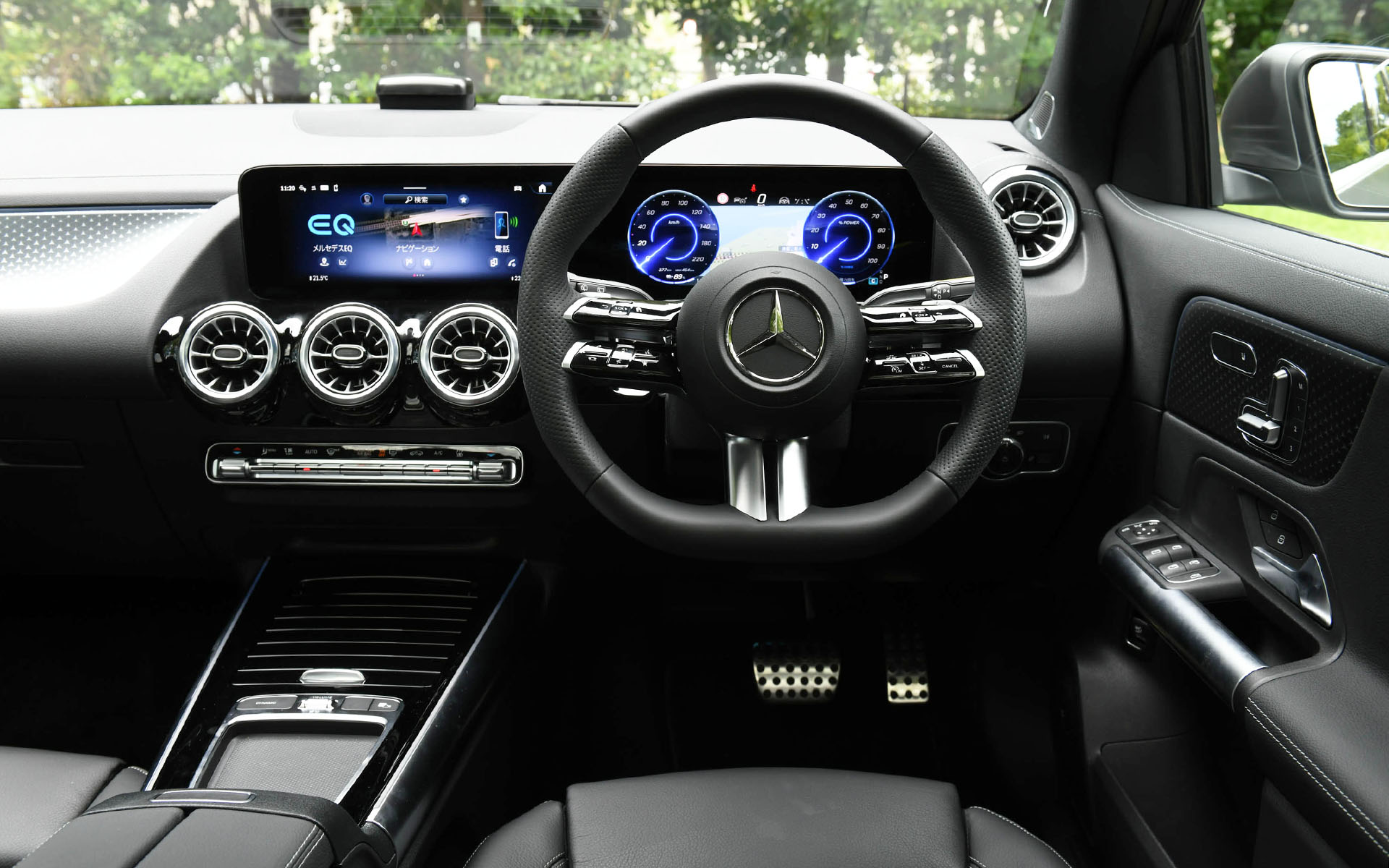 新世代のステアリングホイールを採用したインテリア。ナビゲーションやインストルメントクラスター内の各種設定、ドライビングアシスタンスパッケージの設定を手元で完結できる機能性も有している。また、夜間走行時に無数のスリーポインテッドスターを助手席前部のインテリアトリムに浮かび上がらせる「スターパターンインテリアトリム(バックライト付)」も採用された。ステアリングに搭載されるパドルでは回生の強弱を「通常回生」(D+)、「強力回生」(D)、「最大回生」(D-)から選択可能。どちらかのパドルを長引きすると「インテリジェント回生」(D AUTO)となる