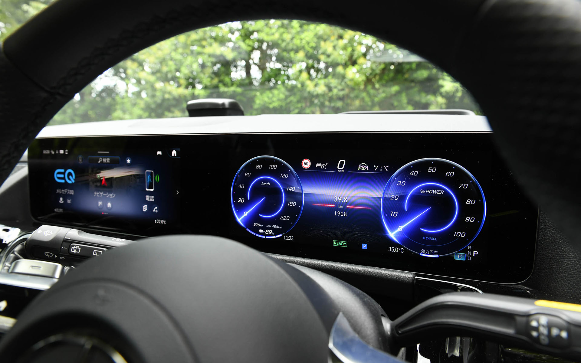 新世代のステアリングホイールを採用したインテリア。ナビゲーションやインストルメントクラスター内の各種設定、ドライビングアシスタンスパッケージの設定を手元で完結できる機能性も有している。また、夜間走行時に無数のスリーポインテッドスターを助手席前部のインテリアトリムに浮かび上がらせる「スターパターンインテリアトリム(バックライト付)」も採用された。ステアリングに搭載されるパドルでは回生の強弱を「通常回生」(D+)、「強力回生」(D)、「最大回生」(D-)から選択可能。どちらかのパドルを長引きすると「インテリジェント回生」(D AUTO)となる