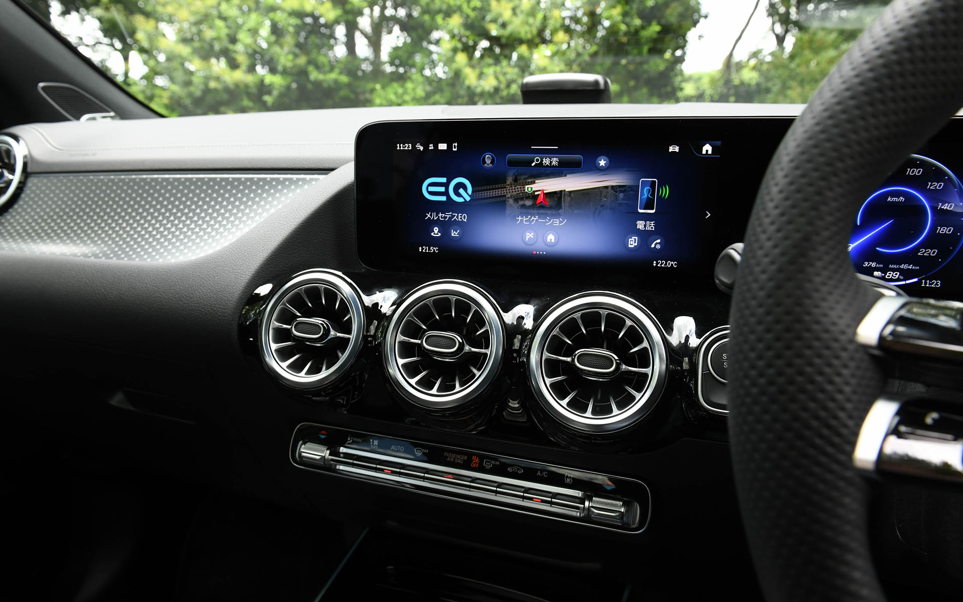 新世代のステアリングホイールを採用したインテリア。ナビゲーションやインストルメントクラスター内の各種設定、ドライビングアシスタンスパッケージの設定を手元で完結できる機能性も有している。また、夜間走行時に無数のスリーポインテッドスターを助手席前部のインテリアトリムに浮かび上がらせる「スターパターンインテリアトリム(バックライト付)」も採用された。ステアリングに搭載されるパドルでは回生の強弱を「通常回生」(D+)、「強力回生」(D)、「最大回生」(D-)から選択可能。どちらかのパドルを長引きすると「インテリジェント回生」(D AUTO)となる