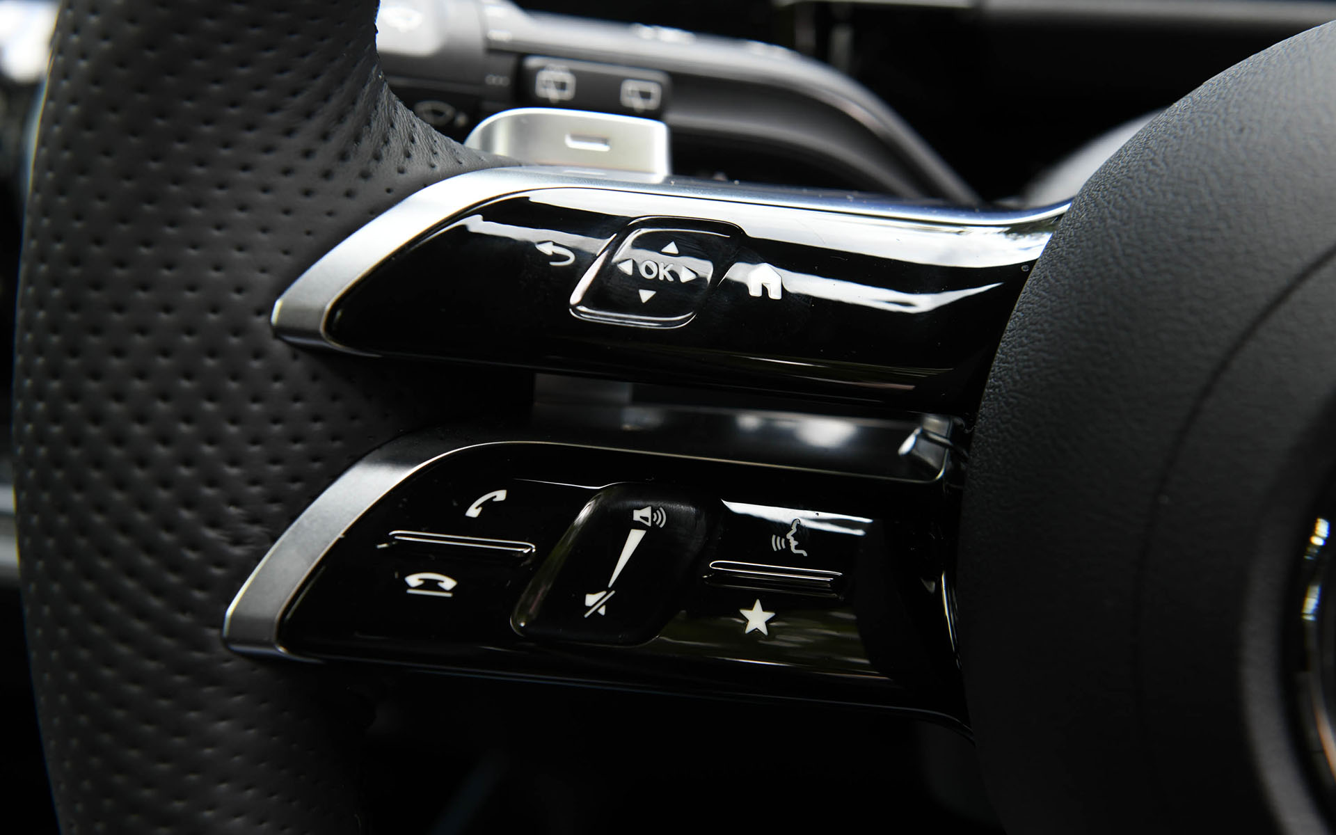 新世代のステアリングホイールを採用したインテリア。ナビゲーションやインストルメントクラスター内の各種設定、ドライビングアシスタンスパッケージの設定を手元で完結できる機能性も有している。また、夜間走行時に無数のスリーポインテッドスターを助手席前部のインテリアトリムに浮かび上がらせる「スターパターンインテリアトリム（バックライト付）」も採用された。ステアリングに搭載されるパドルでは回生の強弱を「通常回生」（D＋）、「強力回生」（D）、「最大回生」（D－）から選択可能。どちらかのパドルを長引きすると「インテリジェント回生」（D AUTO）となる