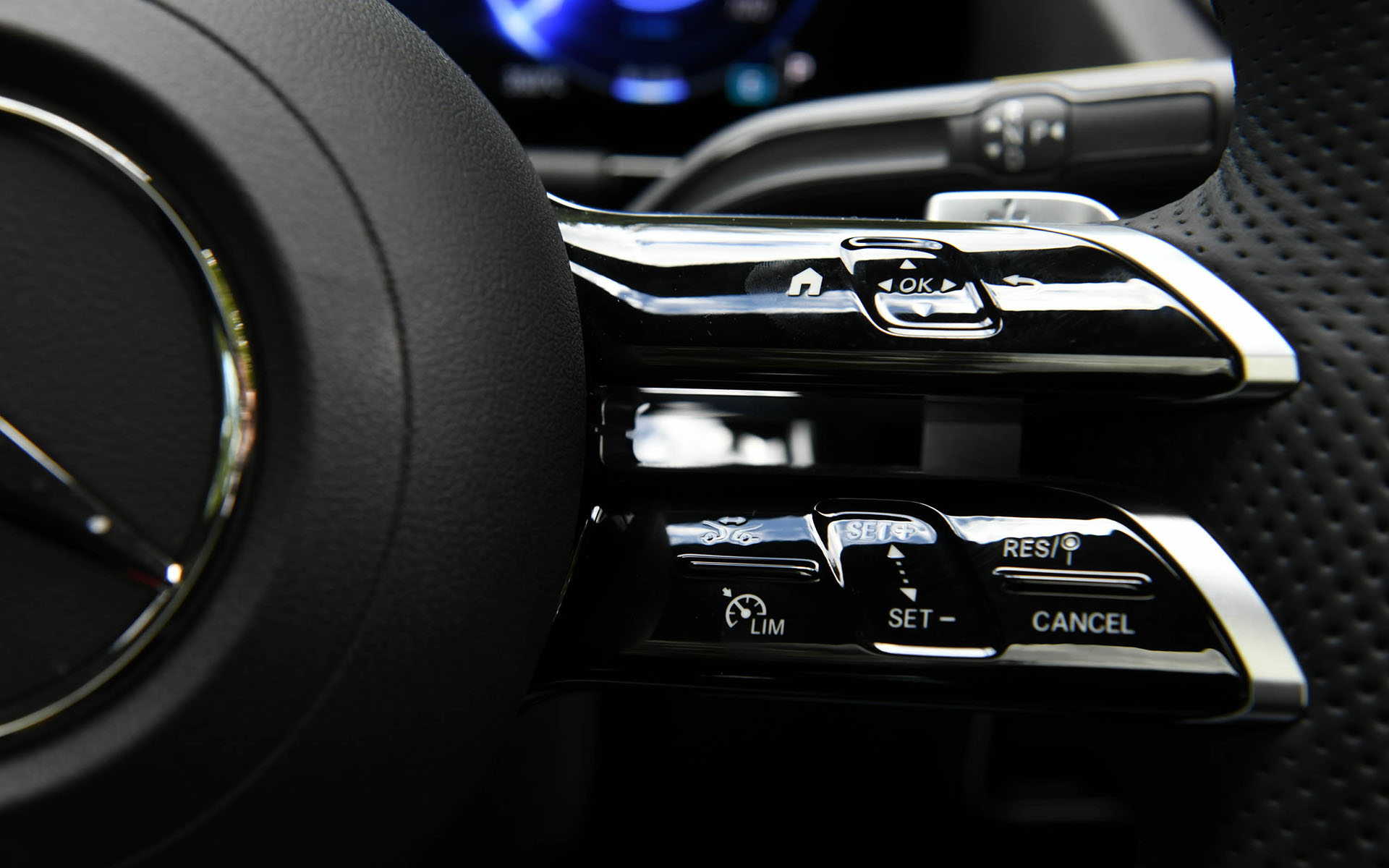 新世代のステアリングホイールを採用したインテリア。ナビゲーションやインストルメントクラスター内の各種設定、ドライビングアシスタンスパッケージの設定を手元で完結できる機能性も有している。また、夜間走行時に無数のスリーポインテッドスターを助手席前部のインテリアトリムに浮かび上がらせる「スターパターンインテリアトリム(バックライト付)」も採用された。ステアリングに搭載されるパドルでは回生の強弱を「通常回生」(D+)、「強力回生」(D)、「最大回生」(D-)から選択可能。どちらかのパドルを長引きすると「インテリジェント回生」(D AUTO)となる