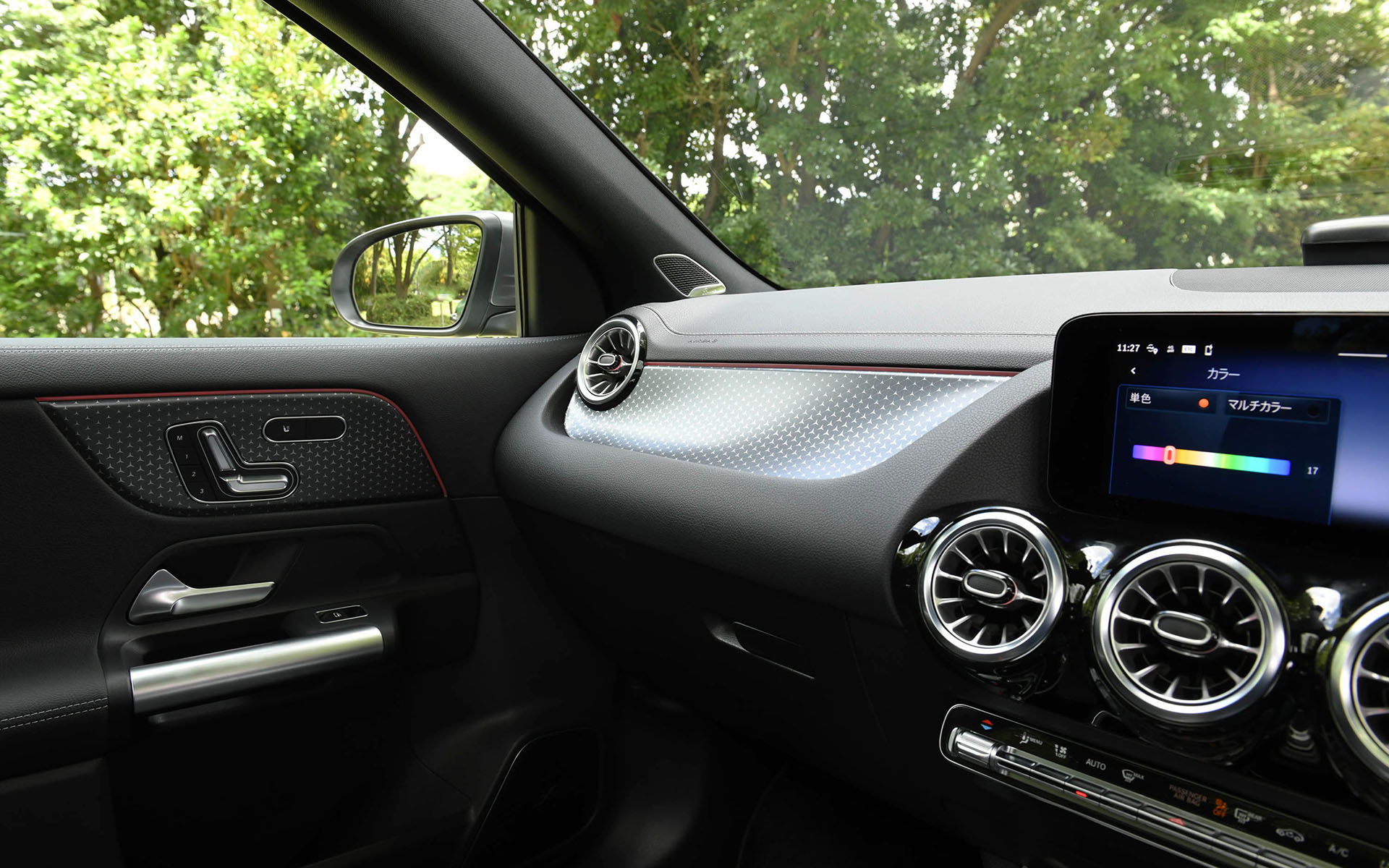 新世代のステアリングホイールを採用したインテリア。ナビゲーションやインストルメントクラスター内の各種設定、ドライビングアシスタンスパッケージの設定を手元で完結できる機能性も有している。また、夜間走行時に無数のスリーポインテッドスターを助手席前部のインテリアトリムに浮かび上がらせる「スターパターンインテリアトリム（バックライト付）」も採用された。ステアリングに搭載されるパドルでは回生の強弱を「通常回生」（D＋）、「強力回生」（D）、「最大回生」（D－）から選択可能。どちらかのパドルを長引きすると「インテリジェント回生」（D AUTO）となる