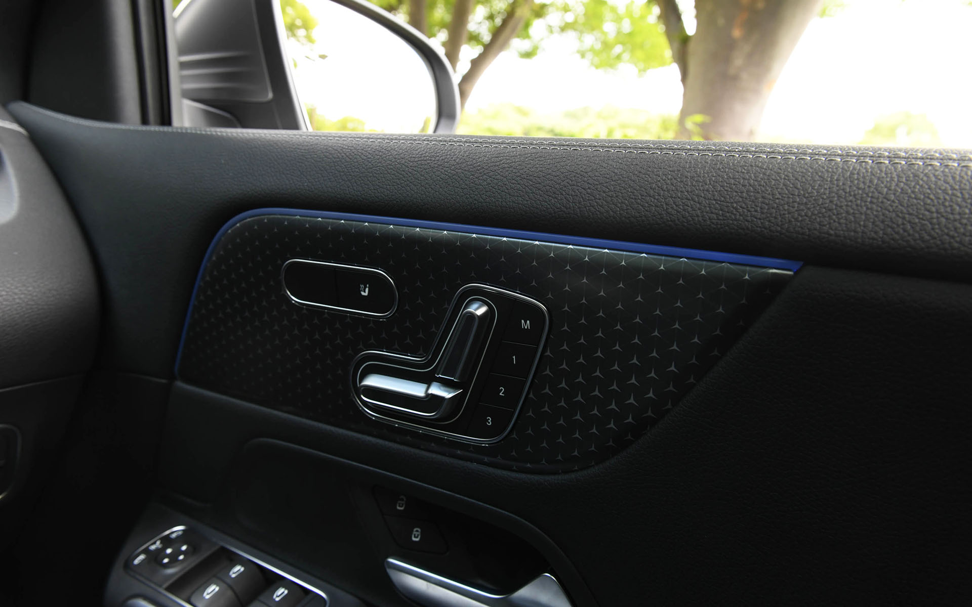 新世代のステアリングホイールを採用したインテリア。ナビゲーションやインストルメントクラスター内の各種設定、ドライビングアシスタンスパッケージの設定を手元で完結できる機能性も有している。また、夜間走行時に無数のスリーポインテッドスターを助手席前部のインテリアトリムに浮かび上がらせる「スターパターンインテリアトリム(バックライト付)」も採用された。ステアリングに搭載されるパドルでは回生の強弱を「通常回生」(D+)、「強力回生」(D)、「最大回生」(D-)から選択可能。どちらかのパドルを長引きすると「インテリジェント回生」(D AUTO)となる