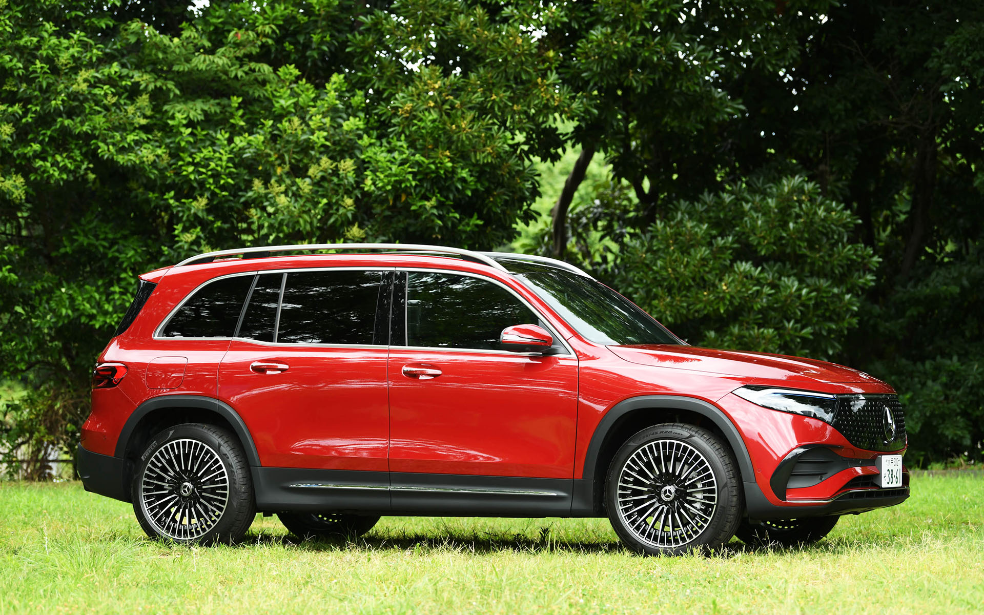 長いホイールベースを活かした7名の乗車ができる3列シートを備え、大きな荷物も積載できるなど日常の使い勝手も両立させたEQB。前後のオーバーハングが短く、タイヤをボディの四隅に配置して居住空間を最大限確保するという機能的パッケージを大切にしながら、筋肉質でエモーショナルな都市型SUVの洗練されたプロポーションとなっている。撮影車はオプションのAMGラインパッケージ選択時の20インチホイールに、235/45R20サイズのピレリ「P ZERO」を装着