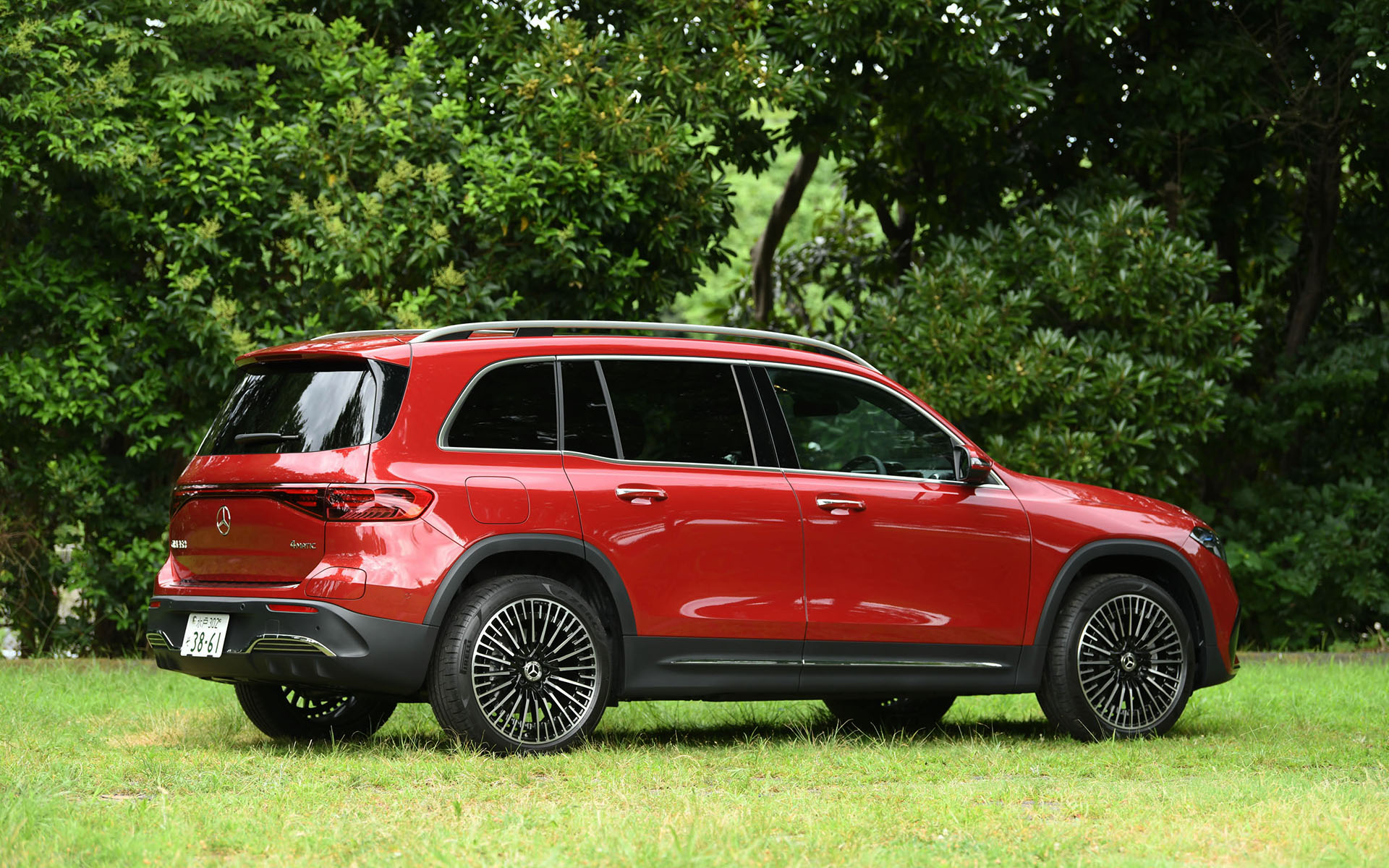 長いホイールベースを活かした7名の乗車ができる3列シートを備え、大きな荷物も積載できるなど日常の使い勝手も両立させたEQB。前後のオーバーハングが短く、タイヤをボディの四隅に配置して居住空間を最大限確保するという機能的パッケージを大切にしながら、筋肉質でエモーショナルな都市型SUVの洗練されたプロポーションとなっている。撮影車はオプションのAMGラインパッケージ選択時の20インチホイールに、235/45R20サイズのピレリ「P ZERO」を装着