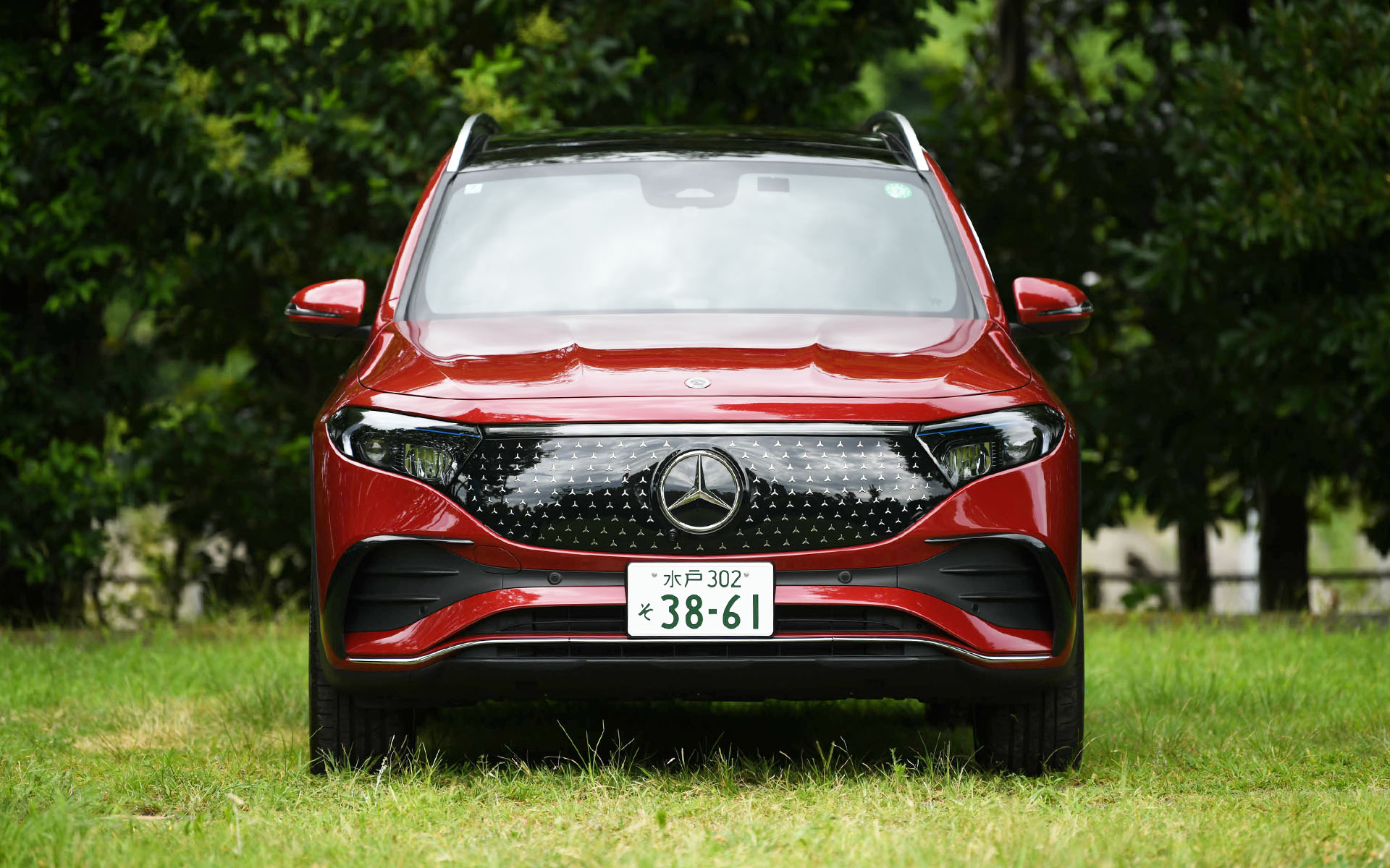 長いホイールベースを活かした7名の乗車ができる3列シートを備え、大きな荷物も積載できるなど日常の使い勝手も両立させたEQB。前後のオーバーハングが短く、タイヤをボディの四隅に配置して居住空間を最大限確保するという機能的パッケージを大切にしながら、筋肉質でエモーショナルな都市型SUVの洗練されたプロポーションとなっている。撮影車はオプションのAMGラインパッケージ選択時の20インチホイールに、235/45R20サイズのピレリ「P ZERO」を装着