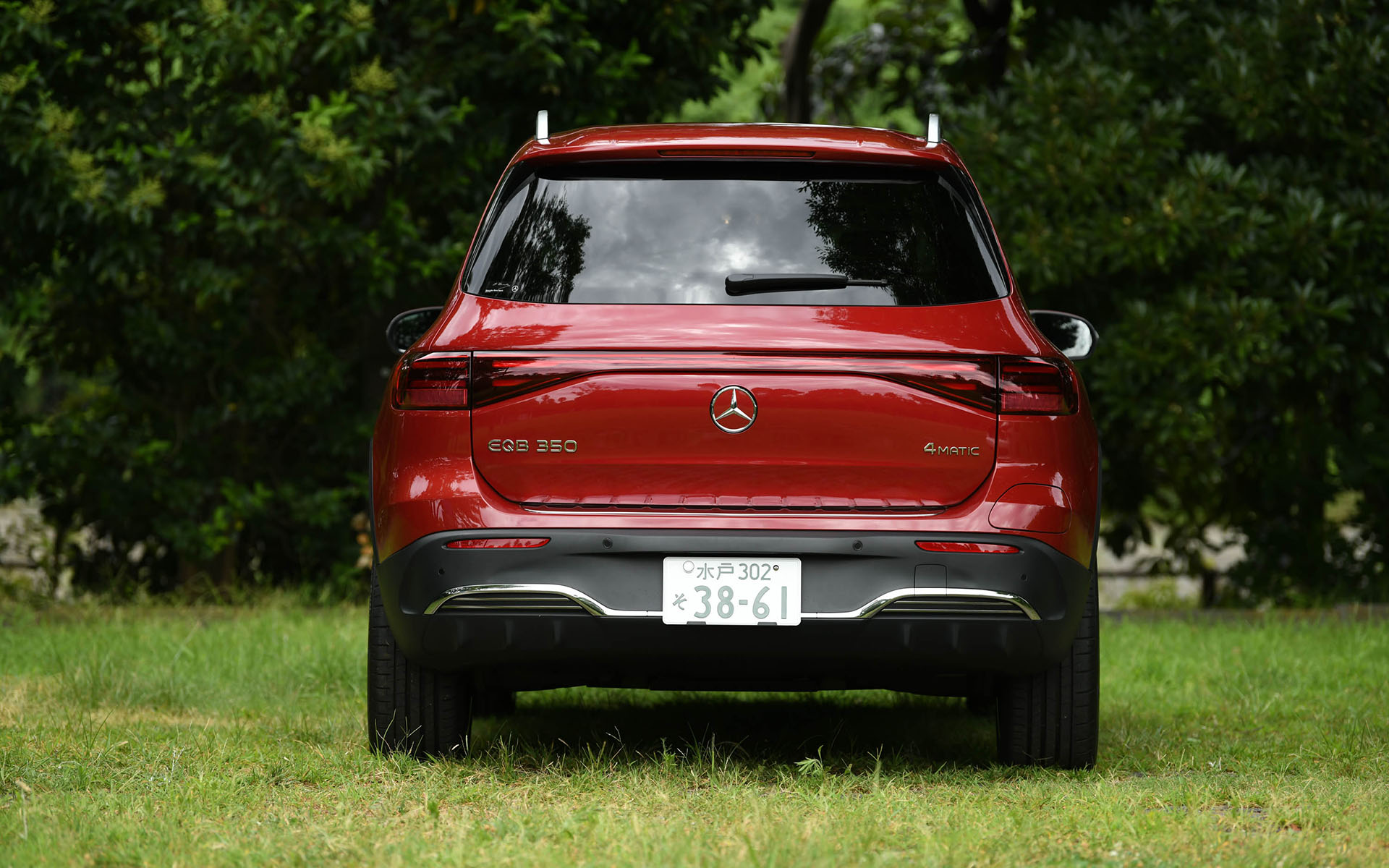 長いホイールベースを活かした7名の乗車ができる3列シートを備え、大きな荷物も積載できるなど日常の使い勝手も両立させたEQB。前後のオーバーハングが短く、タイヤをボディの四隅に配置して居住空間を最大限確保するという機能的パッケージを大切にしながら、筋肉質でエモーショナルな都市型SUVの洗練されたプロポーションとなっている。撮影車はオプションのAMGラインパッケージ選択時の20インチホイールに、235/45R20サイズのピレリ「P ZERO」を装着