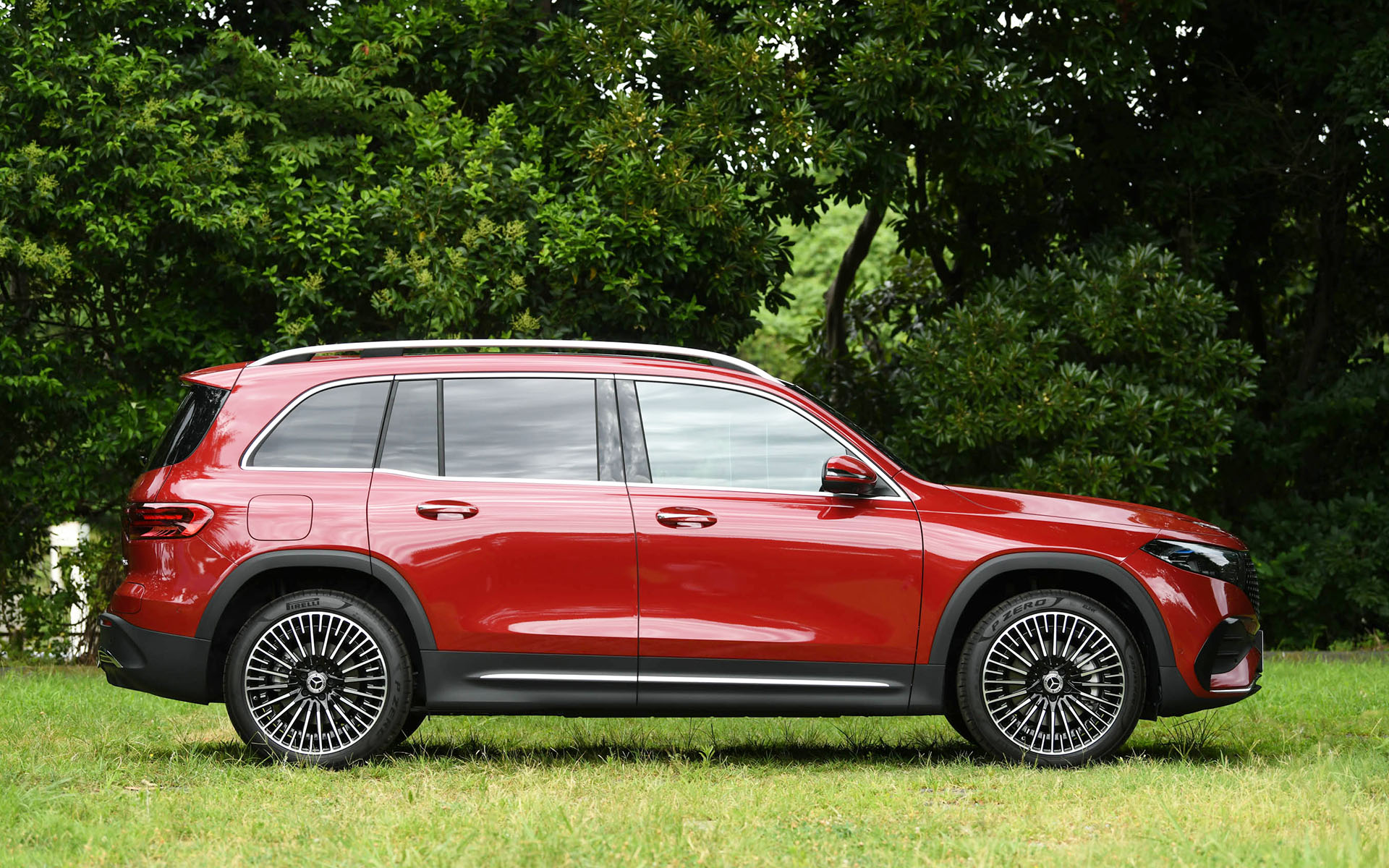 長いホイールベースを活かした7名の乗車ができる3列シートを備え、大きな荷物も積載できるなど日常の使い勝手も両立させたEQB。前後のオーバーハングが短く、タイヤをボディの四隅に配置して居住空間を最大限確保するという機能的パッケージを大切にしながら、筋肉質でエモーショナルな都市型SUVの洗練されたプロポーションとなっている。撮影車はオプションのAMGラインパッケージ選択時の20インチホイールに、235/45R20サイズのピレリ「P ZERO」を装着