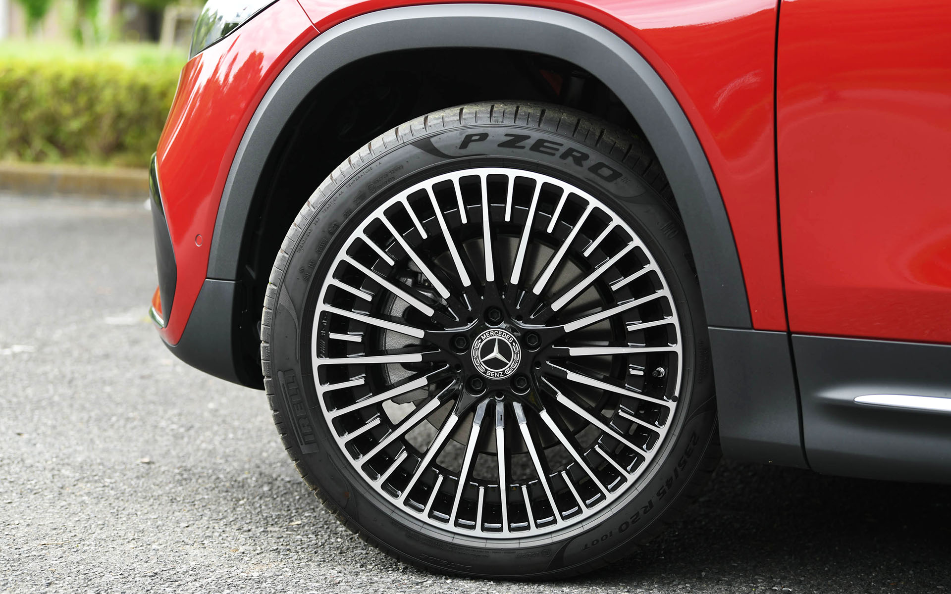 長いホイールベースを活かした7名の乗車ができる3列シートを備え、大きな荷物も積載できるなど日常の使い勝手も両立させたEQB。前後のオーバーハングが短く、タイヤをボディの四隅に配置して居住空間を最大限確保するという機能的パッケージを大切にしながら、筋肉質でエモーショナルな都市型SUVの洗練されたプロポーションとなっている。撮影車はオプションのAMGラインパッケージ選択時の20インチホイールに、235/45R20サイズのピレリ「P ZERO」を装着