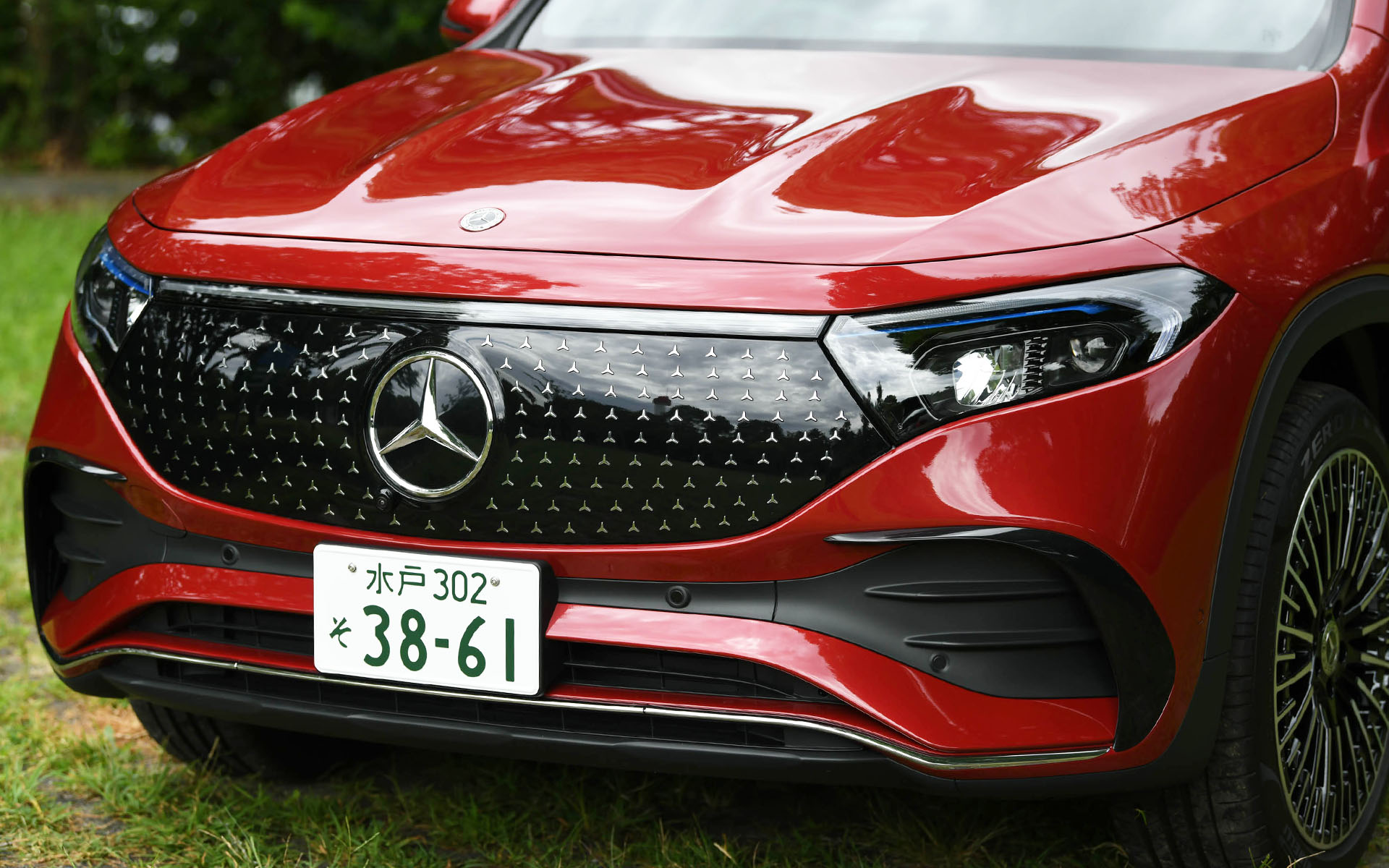 長いホイールベースを活かした7名の乗車ができる3列シートを備え、大きな荷物も積載できるなど日常の使い勝手も両立させたEQB。前後のオーバーハングが短く、タイヤをボディの四隅に配置して居住空間を最大限確保するという機能的パッケージを大切にしながら、筋肉質でエモーショナルな都市型SUVの洗練されたプロポーションとなっている。撮影車はオプションのAMGラインパッケージ選択時の20インチホイールに、235/45R20サイズのピレリ「P ZERO」を装着