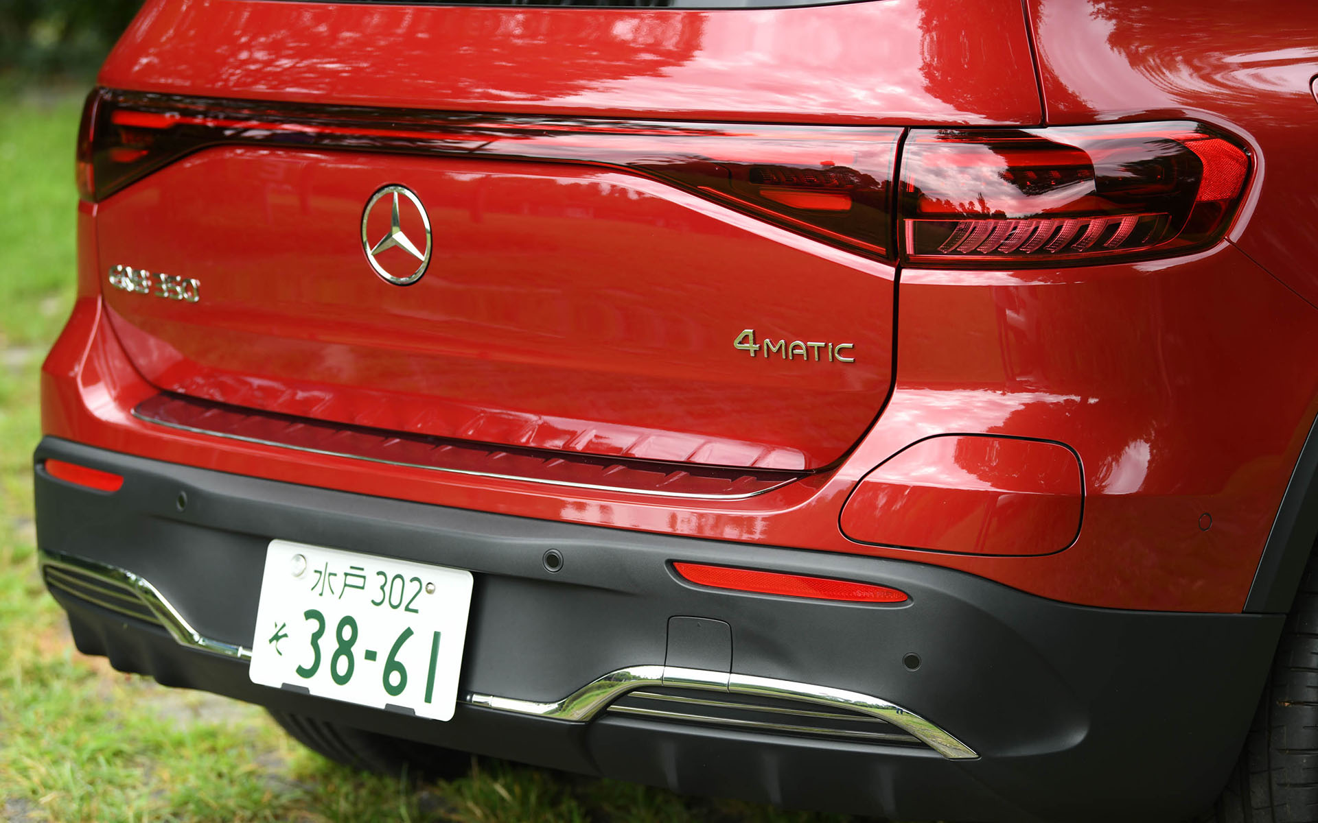 長いホイールベースを活かした7名の乗車ができる3列シートを備え、大きな荷物も積載できるなど日常の使い勝手も両立させたEQB。前後のオーバーハングが短く、タイヤをボディの四隅に配置して居住空間を最大限確保するという機能的パッケージを大切にしながら、筋肉質でエモーショナルな都市型SUVの洗練されたプロポーションとなっている。撮影車はオプションのAMGラインパッケージ選択時の20インチホイールに、235/45R20サイズのピレリ「P ZERO」を装着