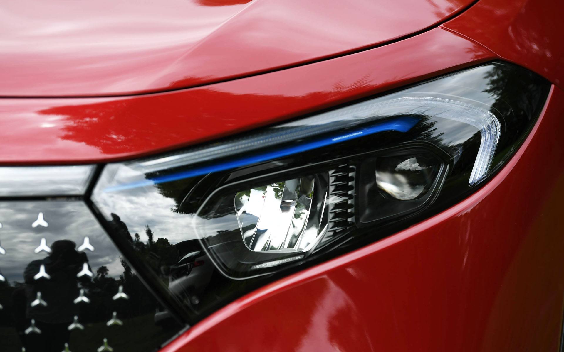 長いホイールベースを活かした7名の乗車ができる3列シートを備え、大きな荷物も積載できるなど日常の使い勝手も両立させたEQB。前後のオーバーハングが短く、タイヤをボディの四隅に配置して居住空間を最大限確保するという機能的パッケージを大切にしながら、筋肉質でエモーショナルな都市型SUVの洗練されたプロポーションとなっている。撮影車はオプションのAMGラインパッケージ選択時の20インチホイールに、235/45R20サイズのピレリ「P ZERO」を装着