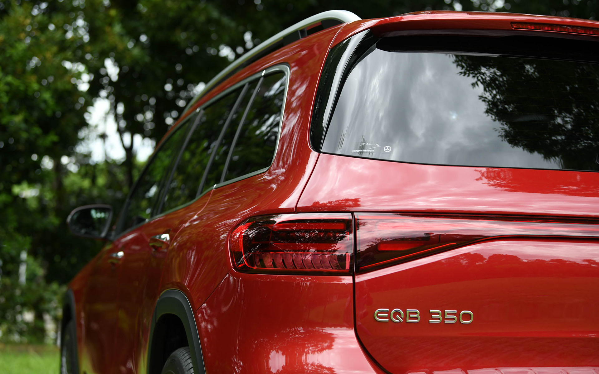 長いホイールベースを活かした7名の乗車ができる3列シートを備え、大きな荷物も積載できるなど日常の使い勝手も両立させたEQB。前後のオーバーハングが短く、タイヤをボディの四隅に配置して居住空間を最大限確保するという機能的パッケージを大切にしながら、筋肉質でエモーショナルな都市型SUVの洗練されたプロポーションとなっている。撮影車はオプションのAMGラインパッケージ選択時の20インチホイールに、235/45R20サイズのピレリ「P ZERO」を装着