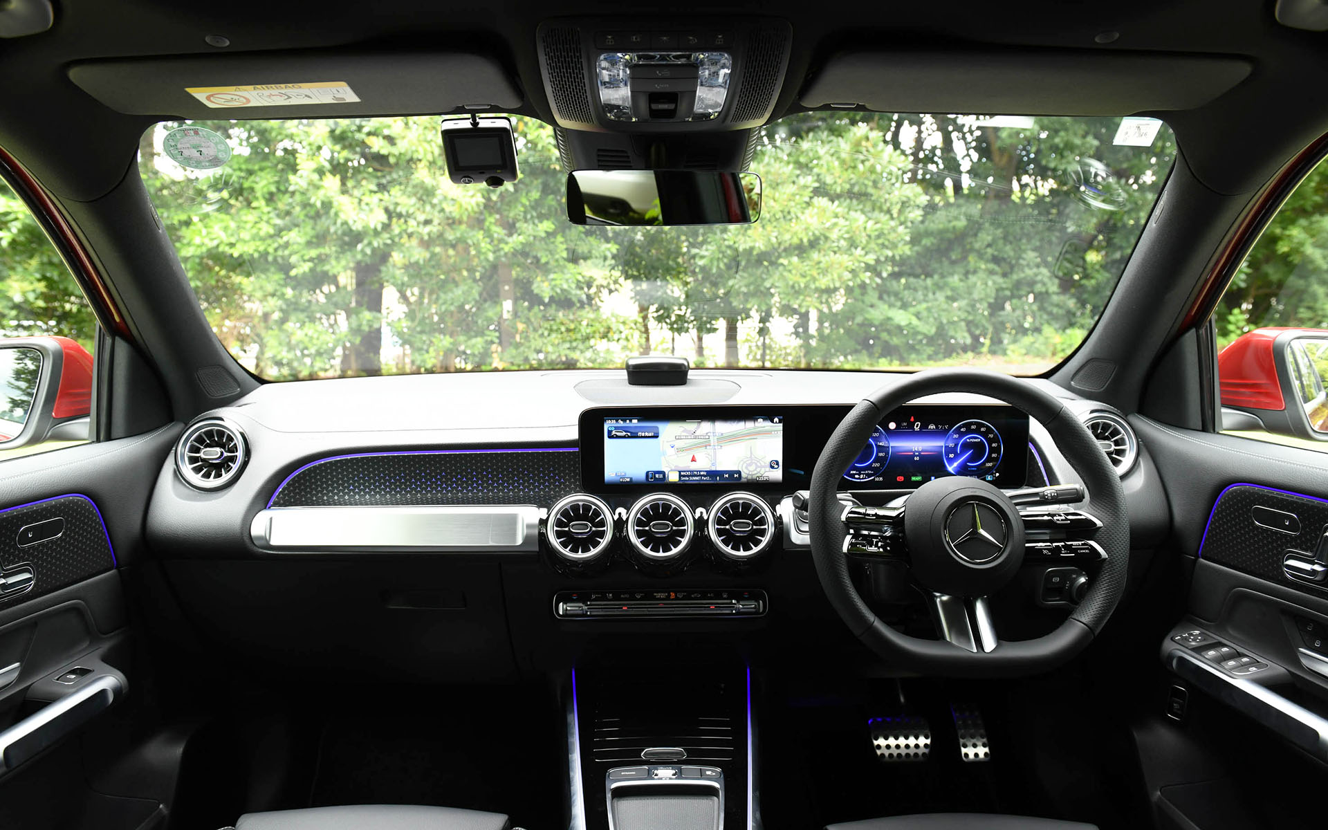 EQA同様の新世代ステアリングホイールを採用したインテリア。新世代ステアリングはアクティブディスタンスアシスト・ディストロニック使用時のハンズオフ検知機能のために、リムに静電容量式センサーを備えたパッドを新しく採用し、ステアリングホイールにかかるトルクがなくとも、ドライバーがステアリングホイールを握っていることを認識可能としている