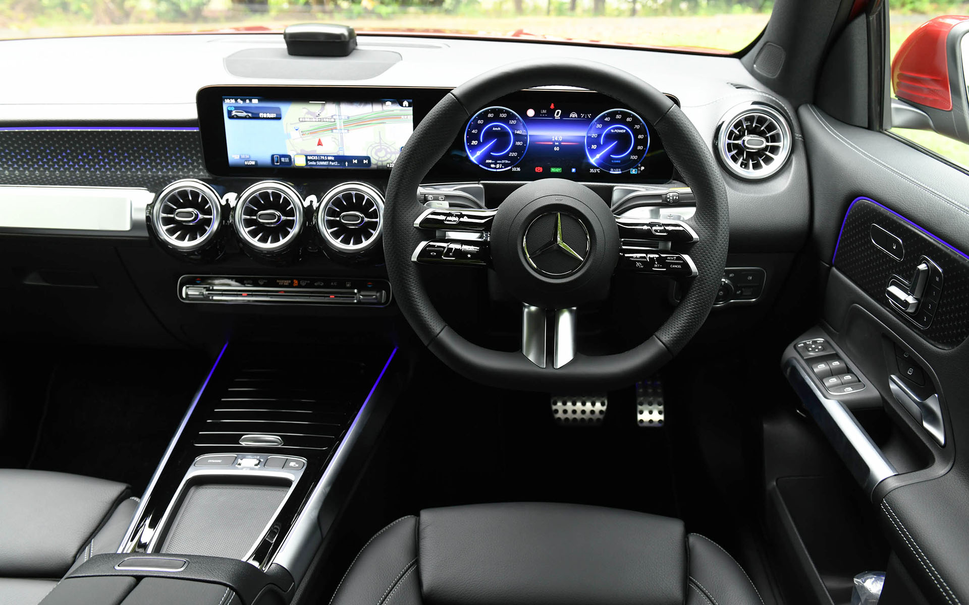 EQA同様の新世代ステアリングホイールを採用したインテリア。新世代ステアリングはアクティブディスタンスアシスト・ディストロニック使用時のハンズオフ検知機能のために、リムに静電容量式センサーを備えたパッドを新しく採用し、ステアリングホイールにかかるトルクがなくとも、ドライバーがステアリングホイールを握っていることを認識可能としている