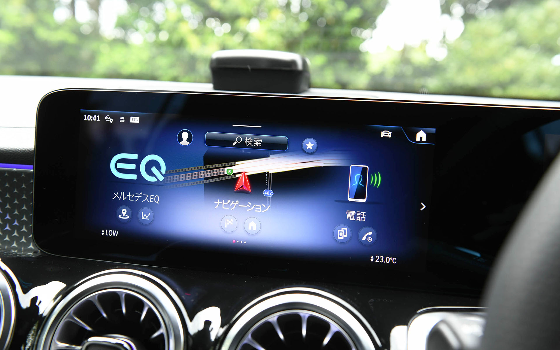 EQA同様の新世代ステアリングホイールを採用したインテリア。新世代ステアリングはアクティブディスタンスアシスト・ディストロニック使用時のハンズオフ検知機能のために、リムに静電容量式センサーを備えたパッドを新しく採用し、ステアリングホイールにかかるトルクがなくとも、ドライバーがステアリングホイールを握っていることを認識可能としている