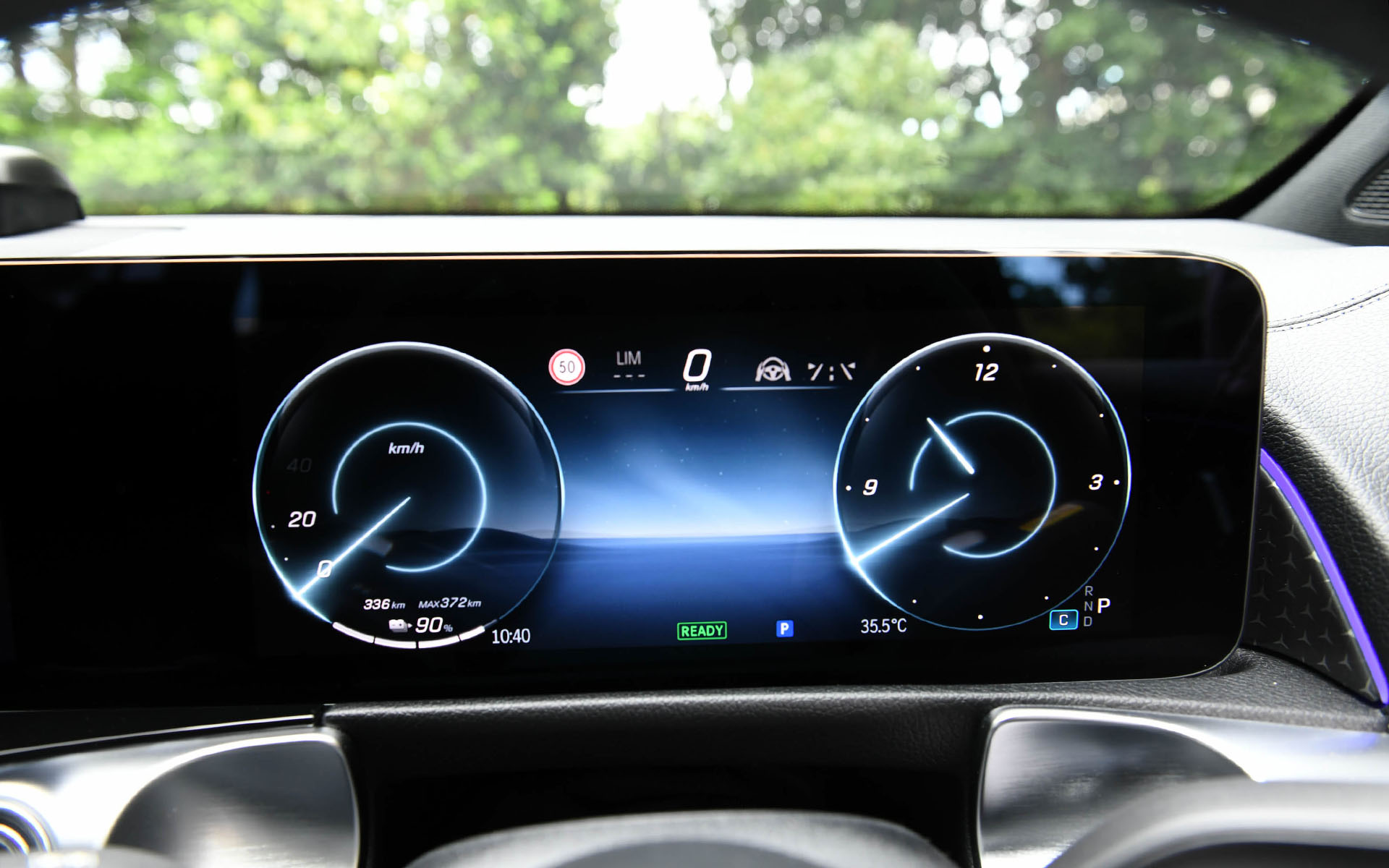 EQA同様の新世代ステアリングホイールを採用したインテリア。新世代ステアリングはアクティブディスタンスアシスト・ディストロニック使用時のハンズオフ検知機能のために、リムに静電容量式センサーを備えたパッドを新しく採用し、ステアリングホイールにかかるトルクがなくとも、ドライバーがステアリングホイールを握っていることを認識可能としている