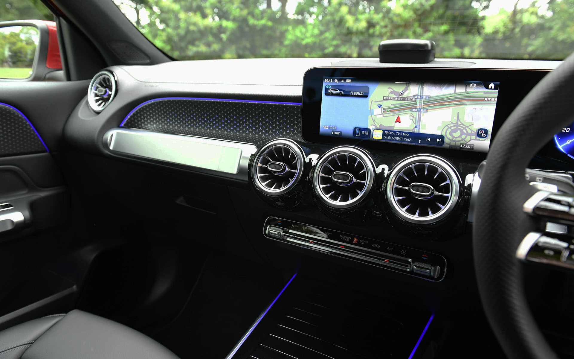 EQA同様の新世代ステアリングホイールを採用したインテリア。新世代ステアリングはアクティブディスタンスアシスト・ディストロニック使用時のハンズオフ検知機能のために、リムに静電容量式センサーを備えたパッドを新しく採用し、ステアリングホイールにかかるトルクがなくとも、ドライバーがステアリングホイールを握っていることを認識可能としている