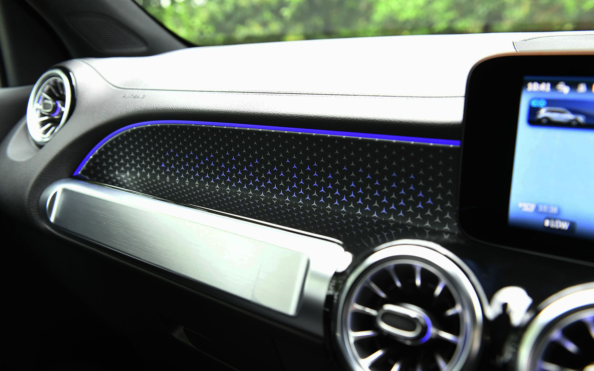 EQA同様の新世代ステアリングホイールを採用したインテリア。新世代ステアリングはアクティブディスタンスアシスト・ディストロニック使用時のハンズオフ検知機能のために、リムに静電容量式センサーを備えたパッドを新しく採用し、ステアリングホイールにかかるトルクがなくとも、ドライバーがステアリングホイールを握っていることを認識可能としている