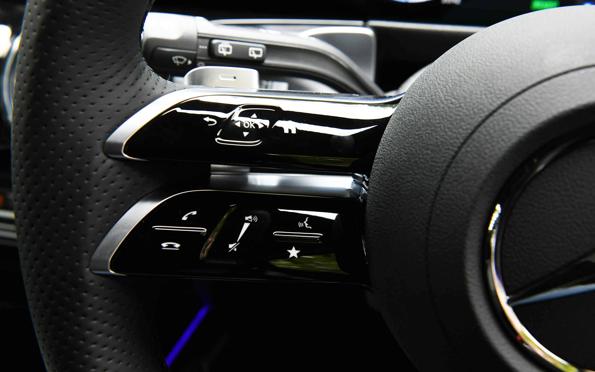 EQA同様の新世代ステアリングホイールを採用したインテリア。新世代ステアリングはアクティブディスタンスアシスト・ディストロニック使用時のハンズオフ検知機能のために、リムに静電容量式センサーを備えたパッドを新しく採用し、ステアリングホイールにかかるトルクがなくとも、ドライバーがステアリングホイールを握っていることを認識可能としている