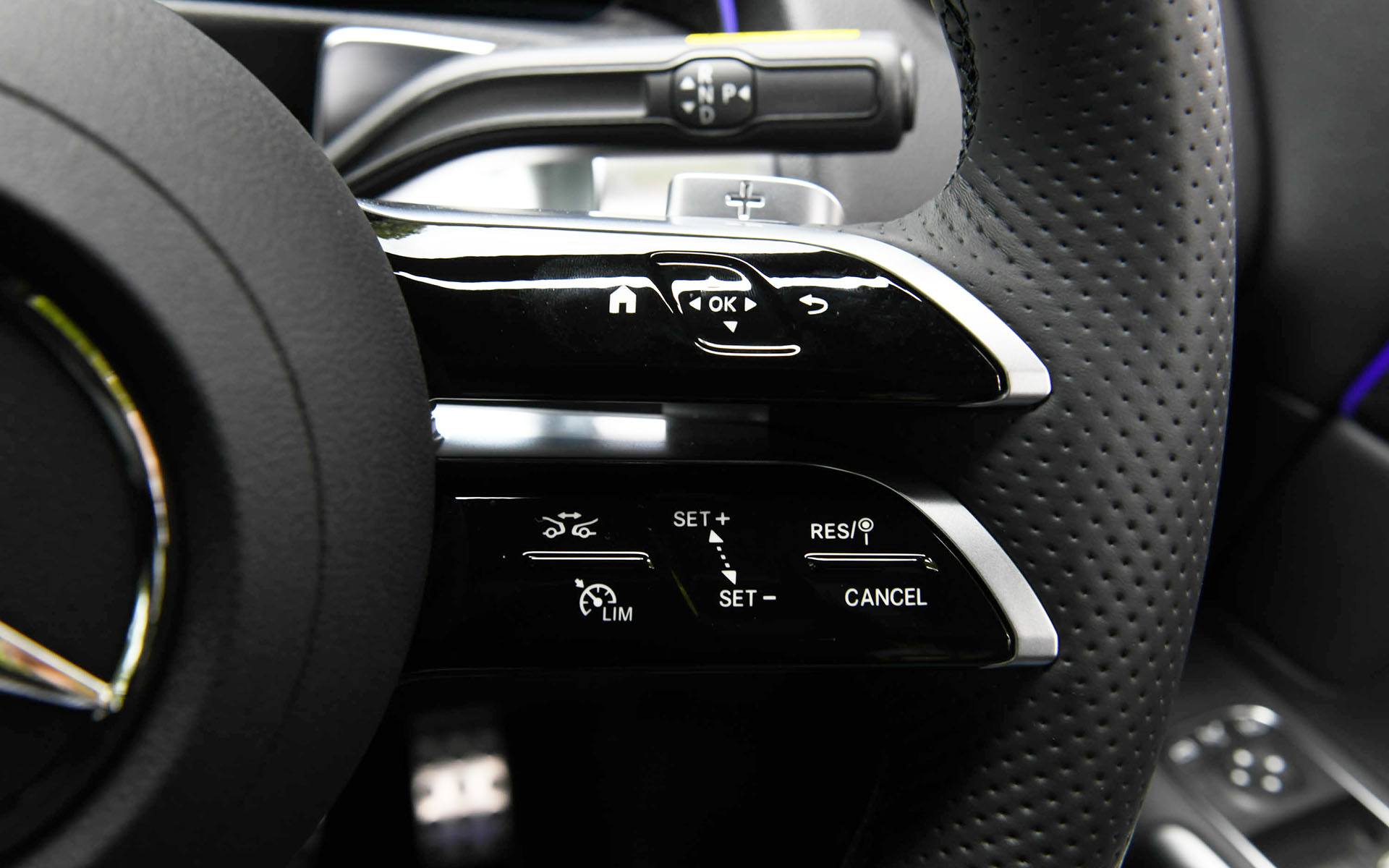 EQA同様の新世代ステアリングホイールを採用したインテリア。新世代ステアリングはアクティブディスタンスアシスト・ディストロニック使用時のハンズオフ検知機能のために、リムに静電容量式センサーを備えたパッドを新しく採用し、ステアリングホイールにかかるトルクがなくとも、ドライバーがステアリングホイールを握っていることを認識可能としている