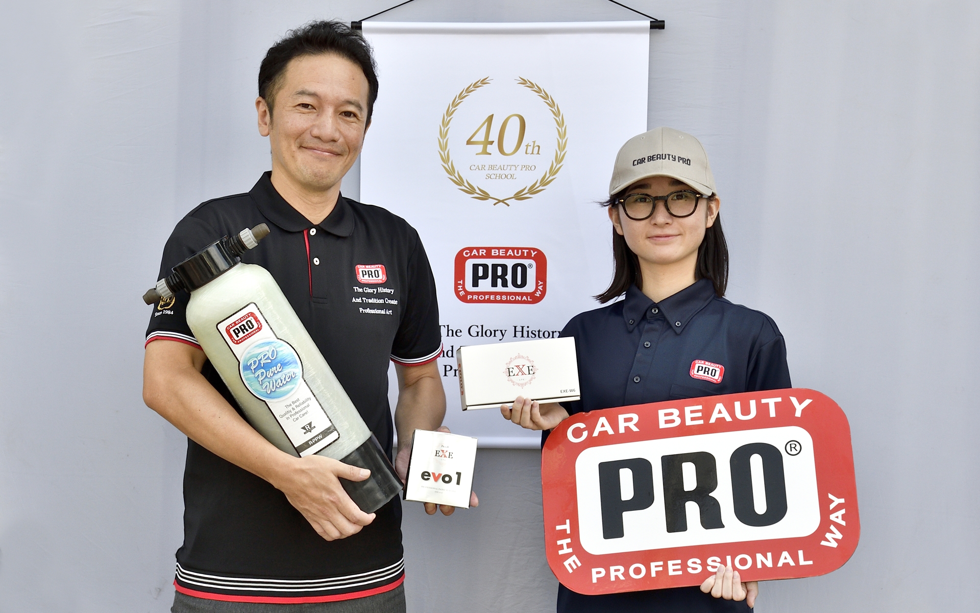 カービューティープロスクールは、今年で開校40周年を迎える老舗カーディテイリングサービス企業。スクールに関することは瀧澤修氏（左）と相原優衣氏（右）が窓口になってくれる