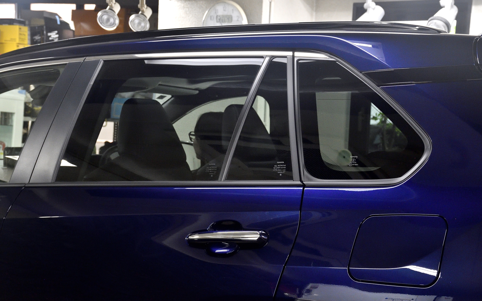 トヨタRAV4の純正リアガラス。明るい場所なら意外と車内が見える